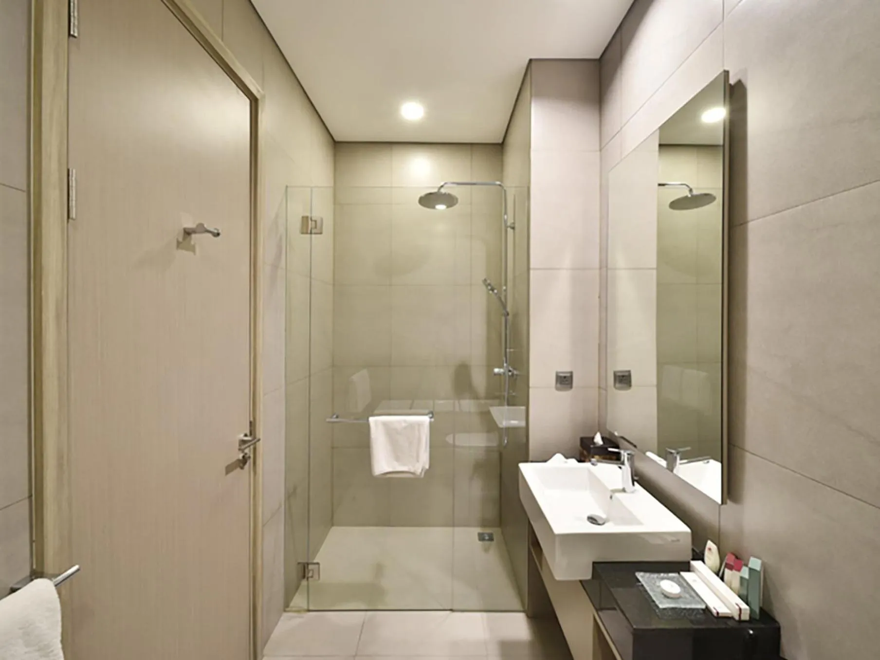 Bathroom in Mangkuluhur Residences by Lorin