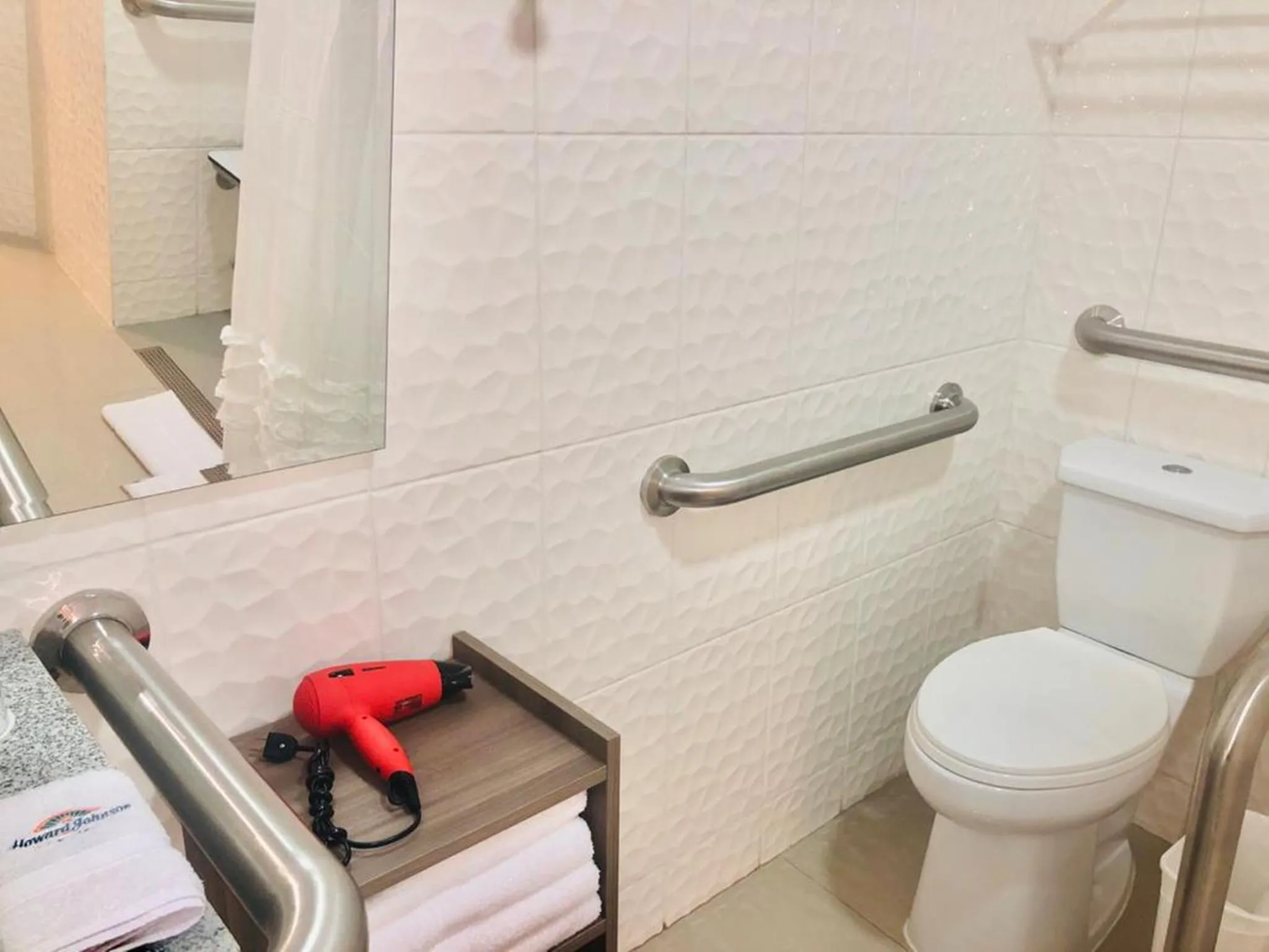 Bathroom in Howard Johnson by Wyndham Lima Miraflores Art House