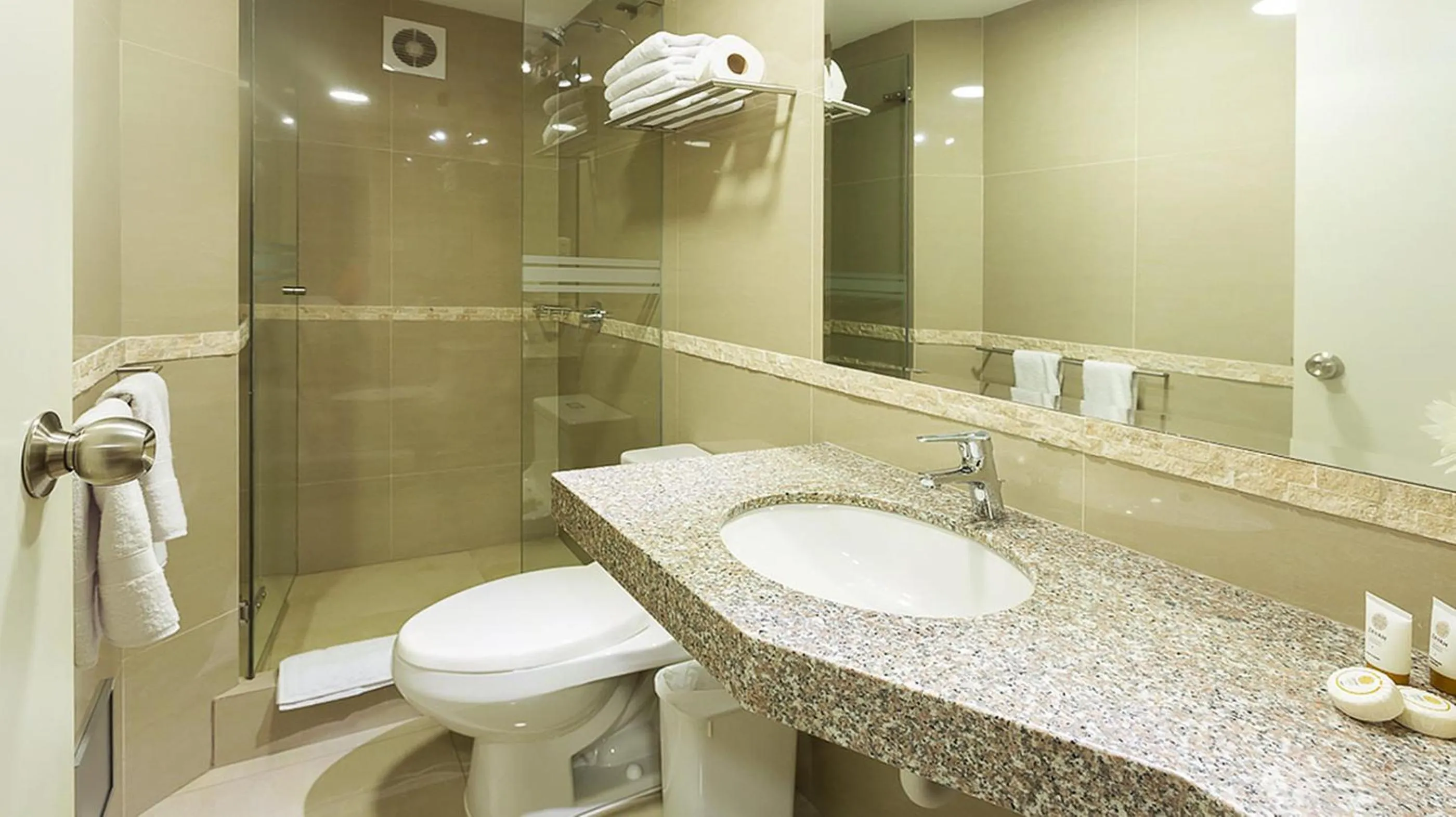 Bathroom in Howard Johnson by Wyndham Lima Miraflores Art House