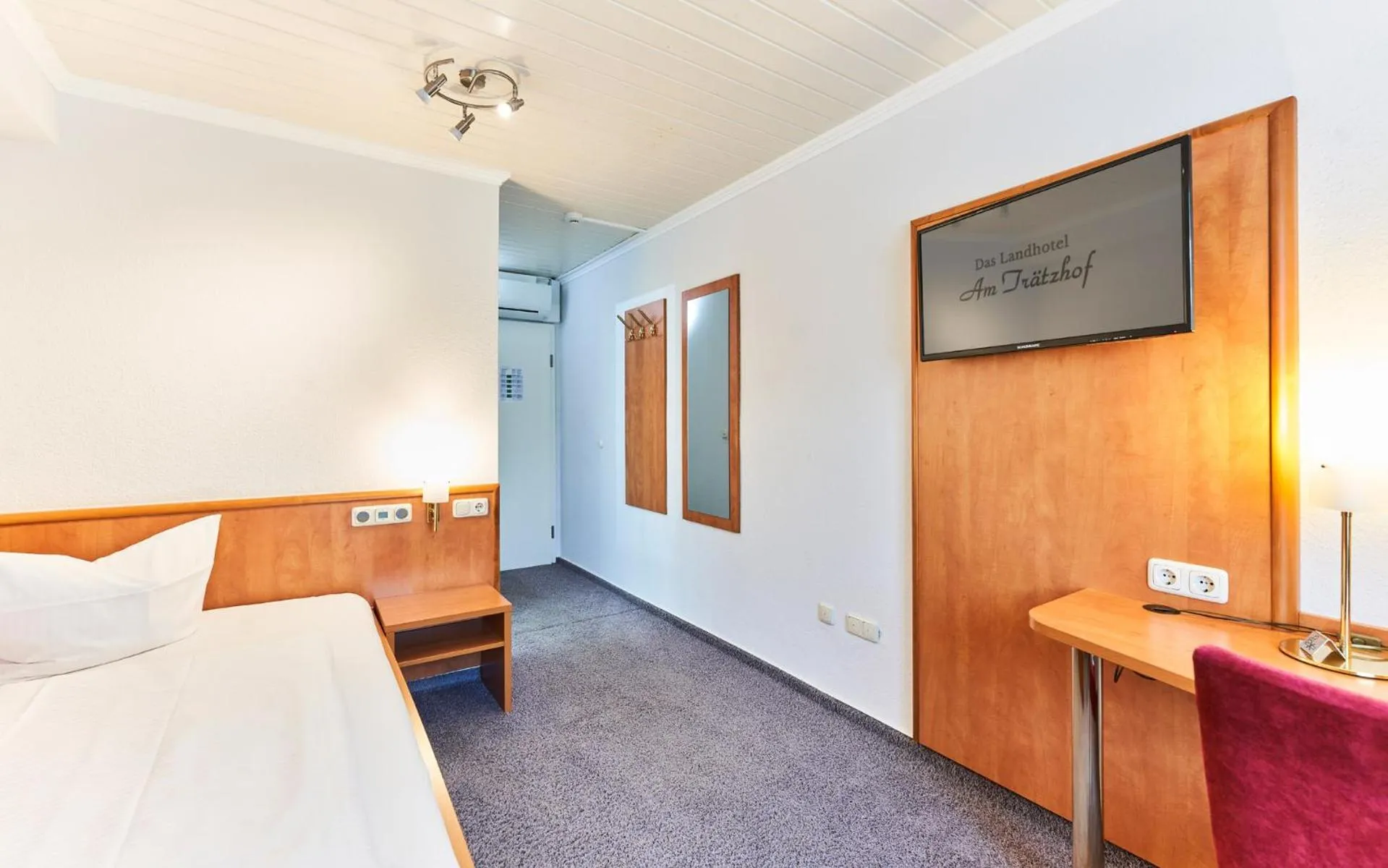 Photo of the whole room, Bed in Das Landhotel am Trätzhof Fulda