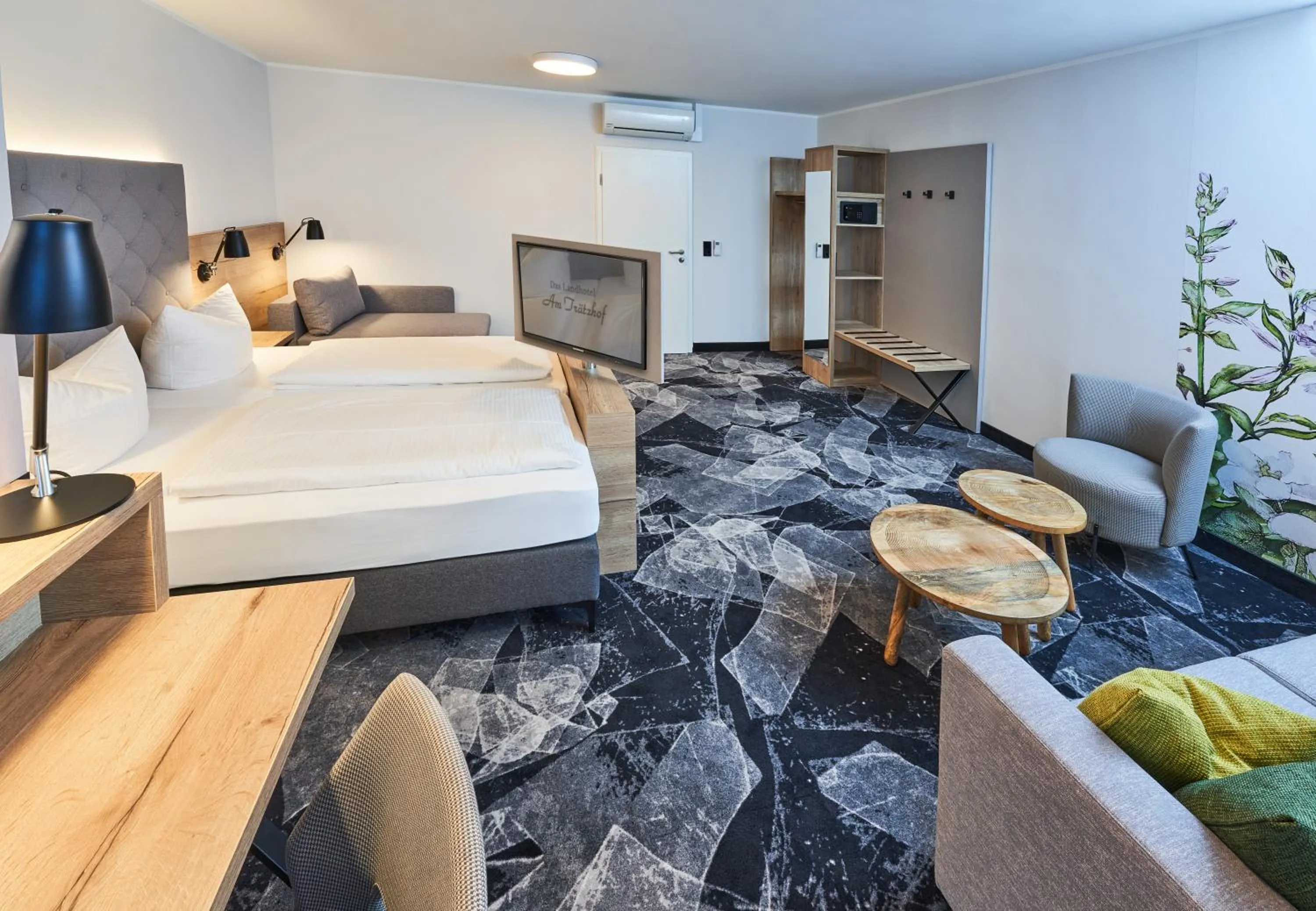 Photo of the whole room, Bed in Das Landhotel am Trätzhof Fulda