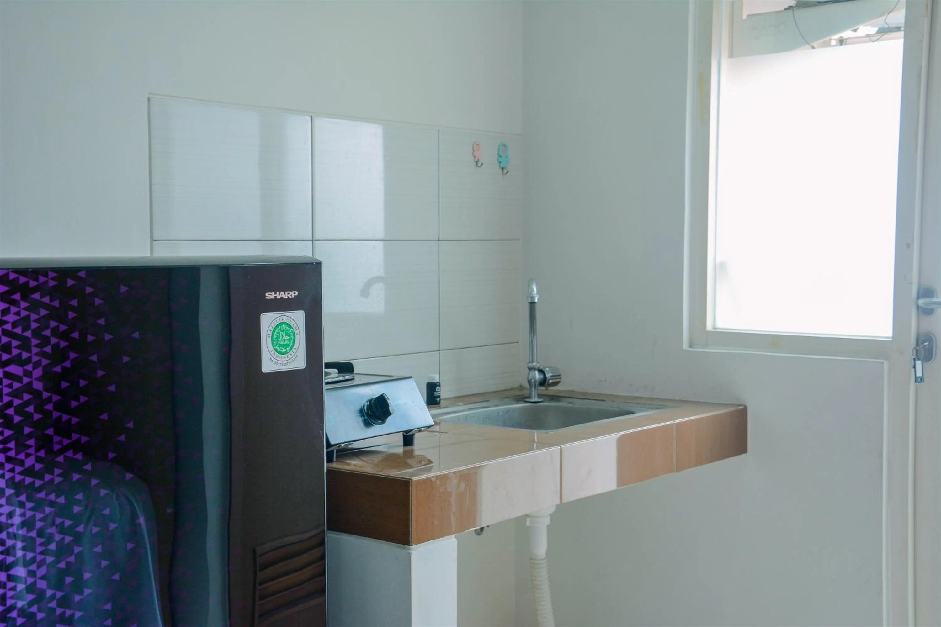 Kitchen or kitchenette in Cozy Studio Apartment at Margonda Residence 4 By Travelio