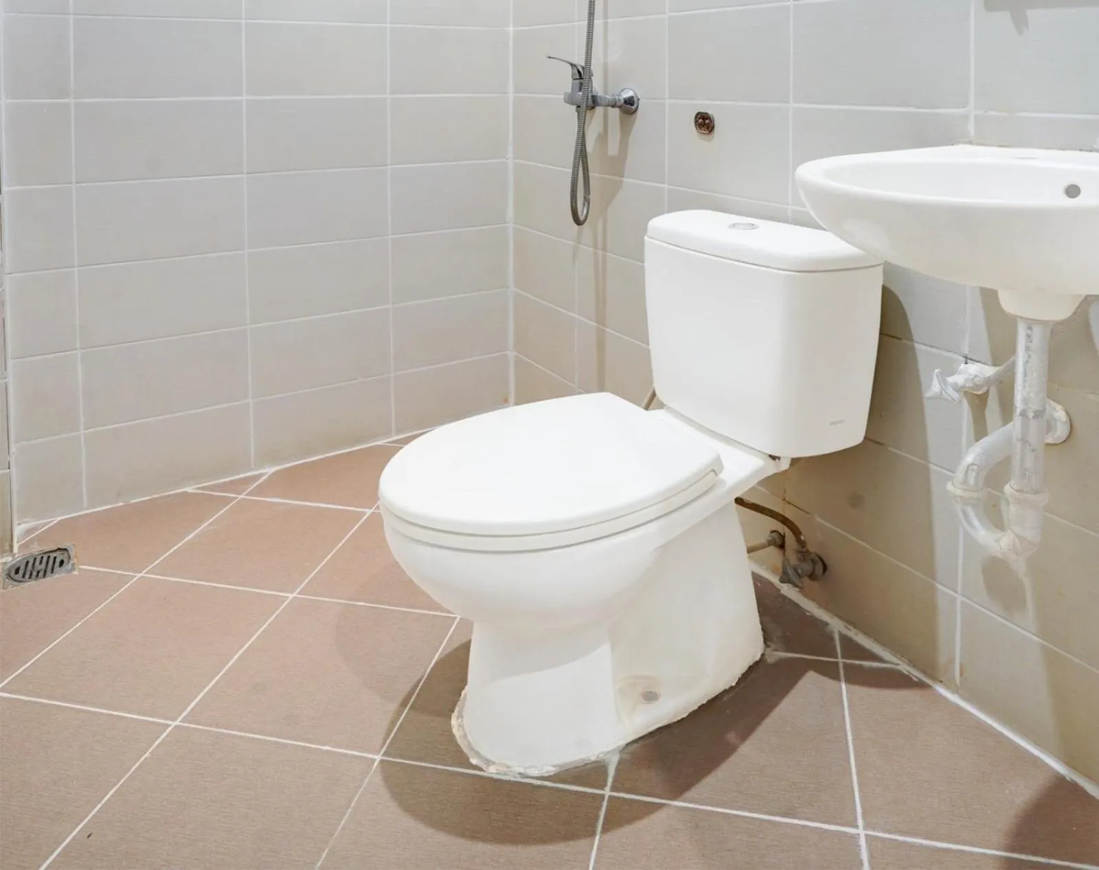 Bathroom in OYO 608 Maleena Home