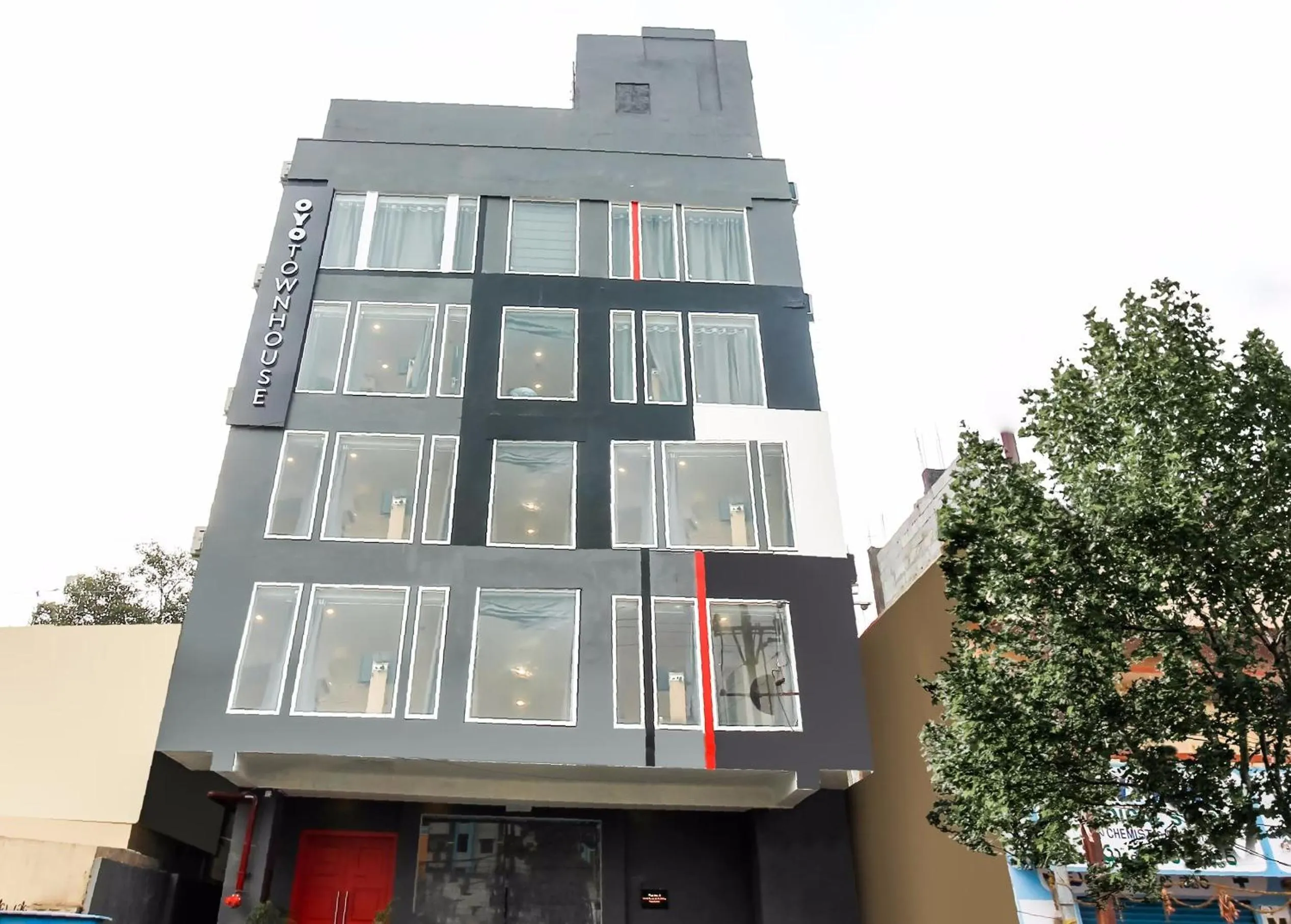 Facade/entrance in Super Townhouse De Alphabet