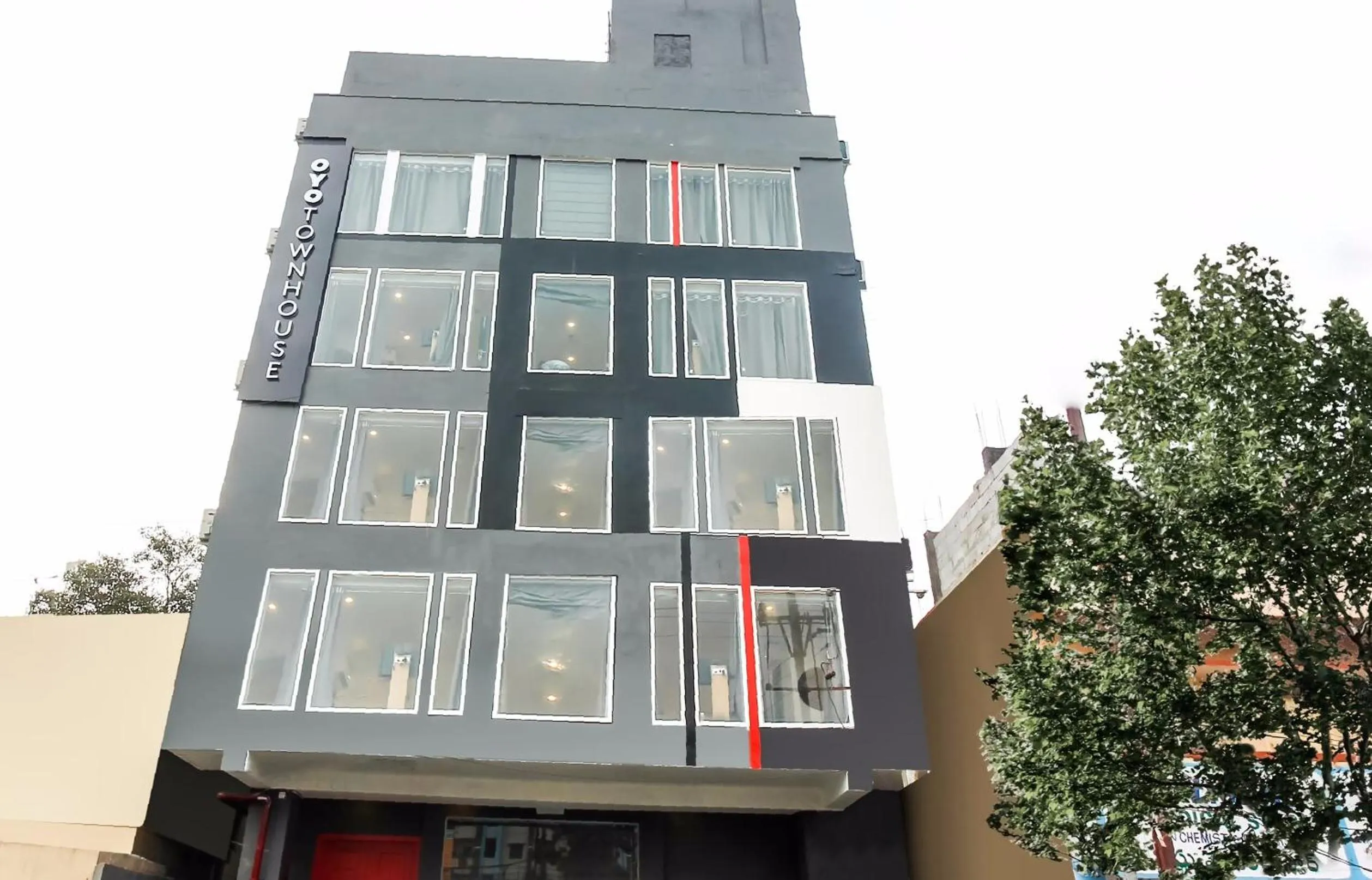 Facade/entrance in Super Townhouse De Alphabet