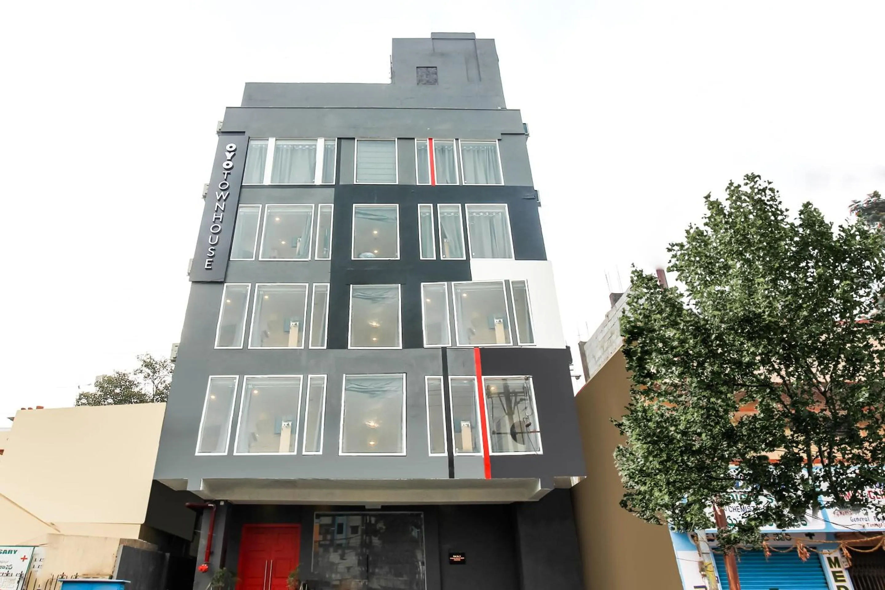 Facade/entrance in Super Townhouse De Alphabet