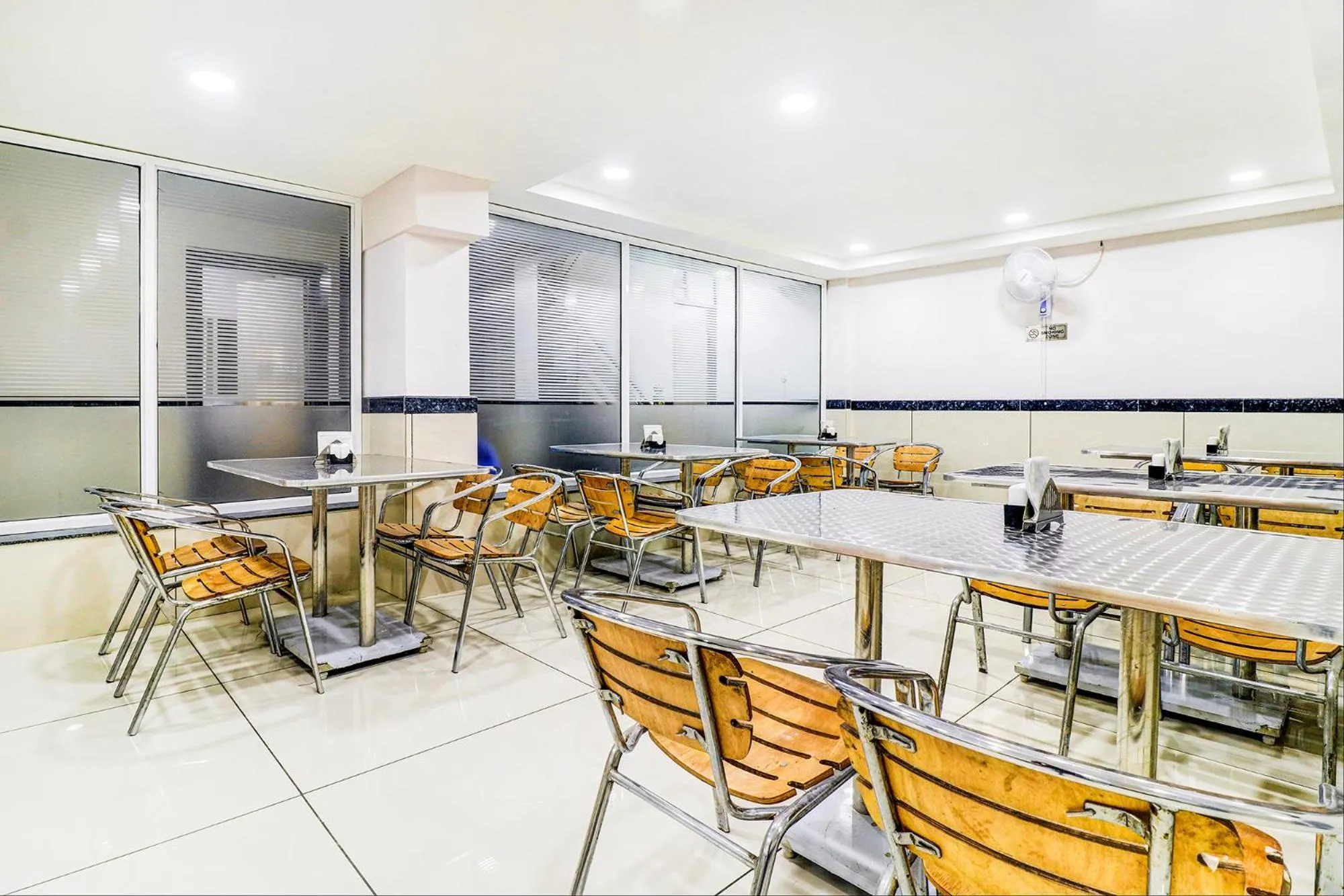 Restaurant/places to eat in FabHotel Meera Palace