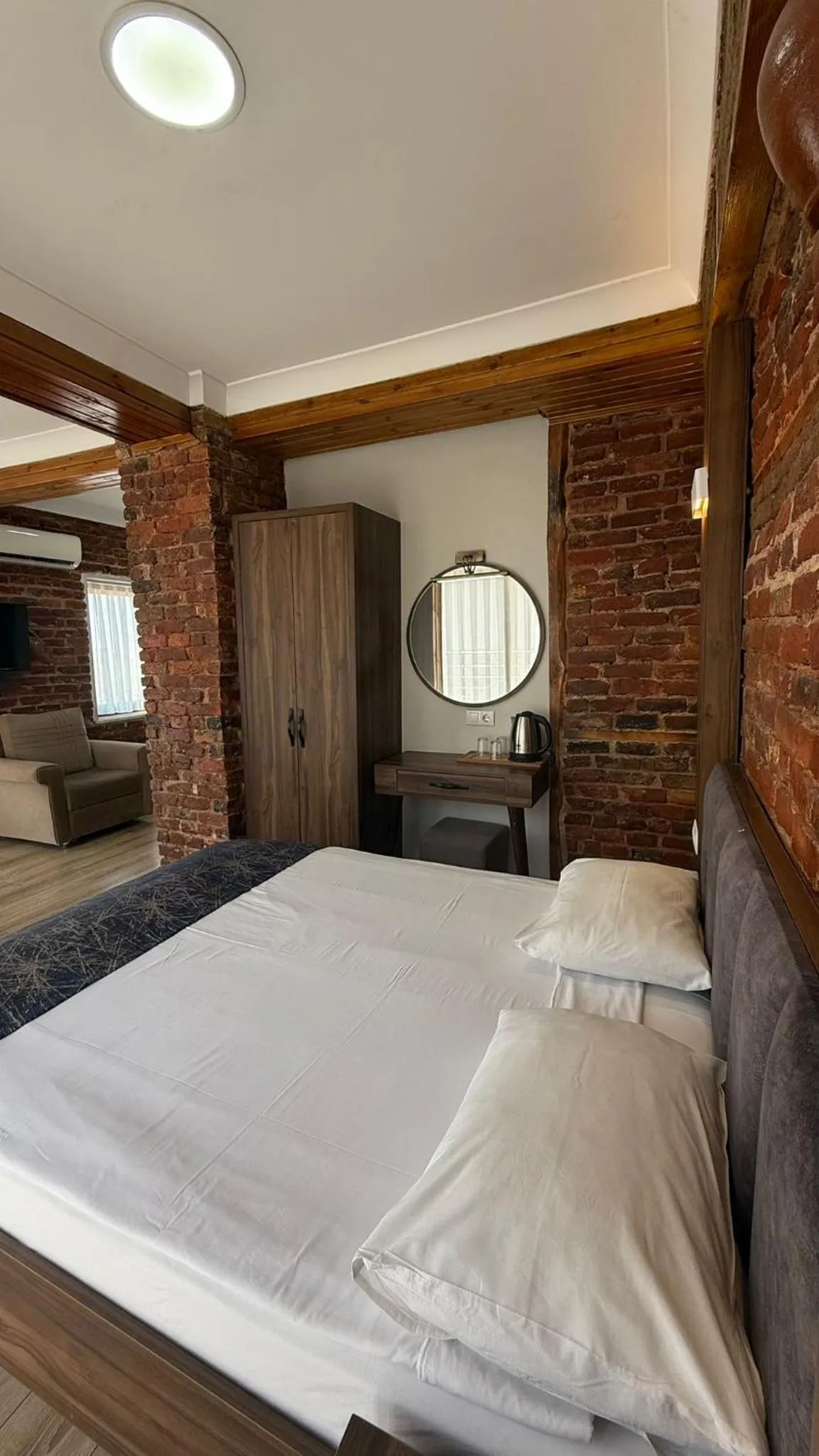 Photo of the whole room, Bed in Han Suite Hotel