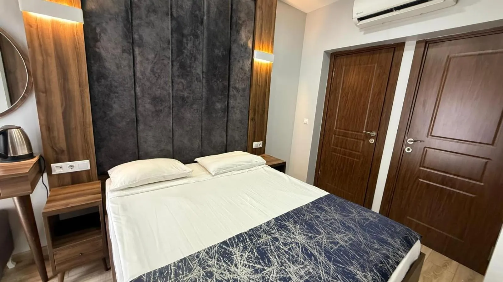 Photo of the whole room, Bed in Han Suite Hotel