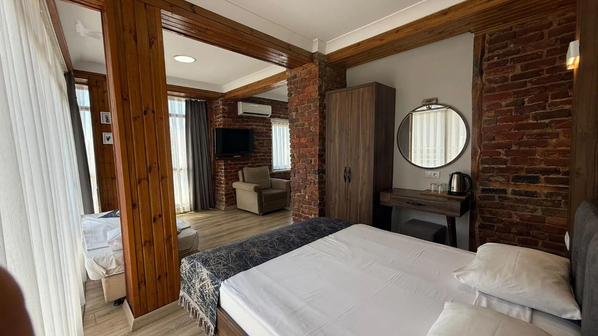 Photo of the whole room, Bed in Han Suite Hotel