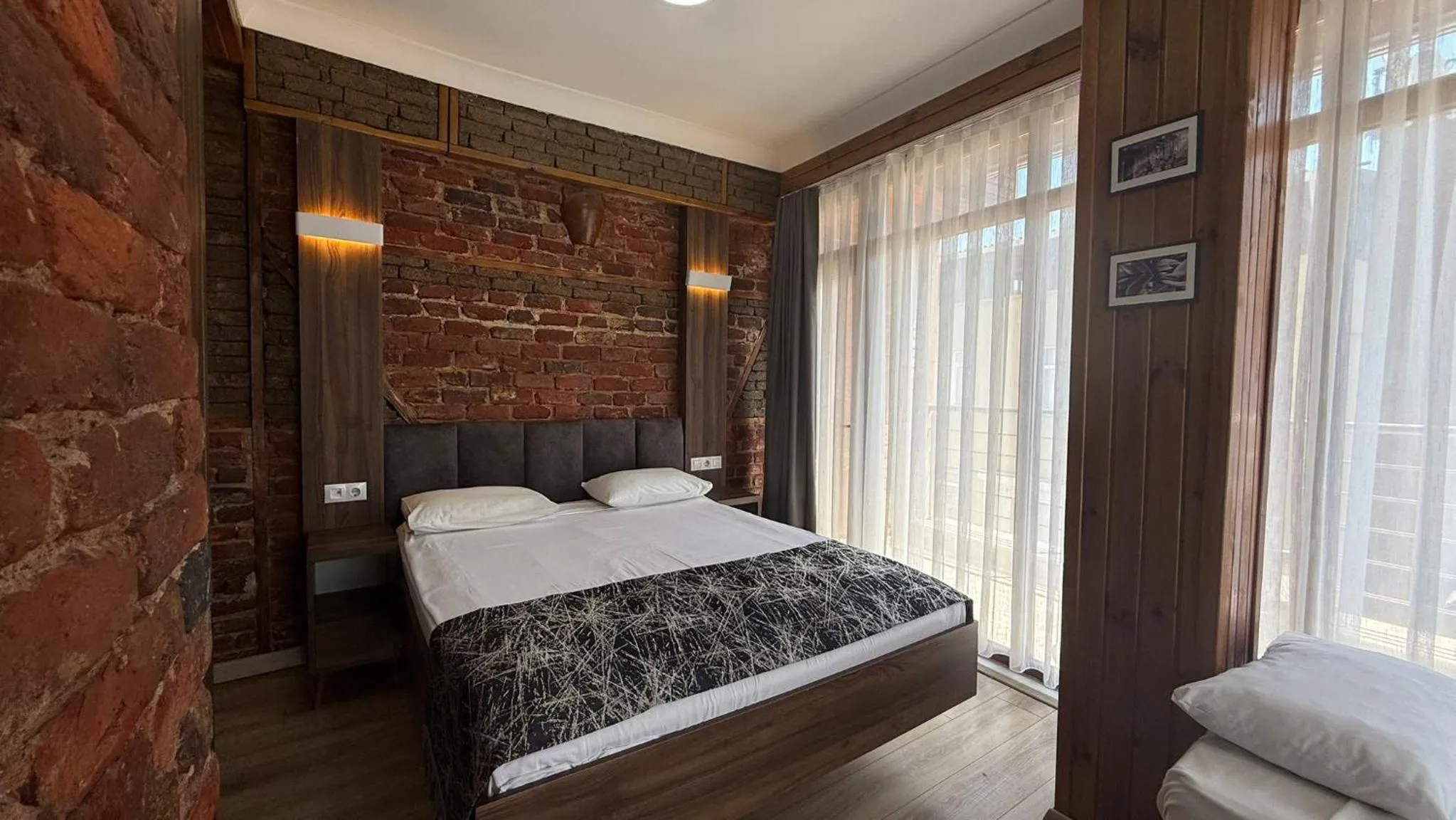 Photo of the whole room, Bed in Han Suite Hotel