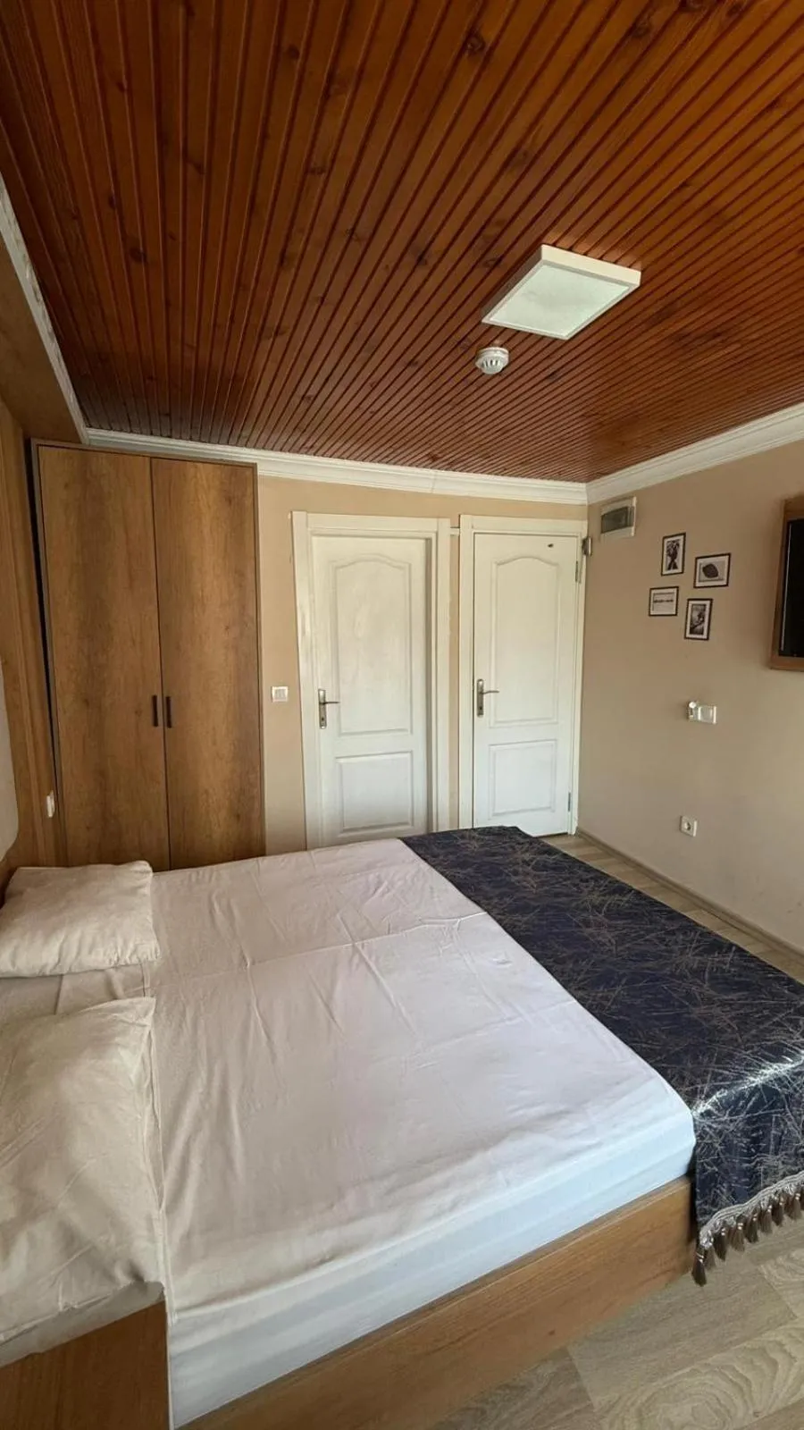 Photo of the whole room, Bed in Han Suite Hotel