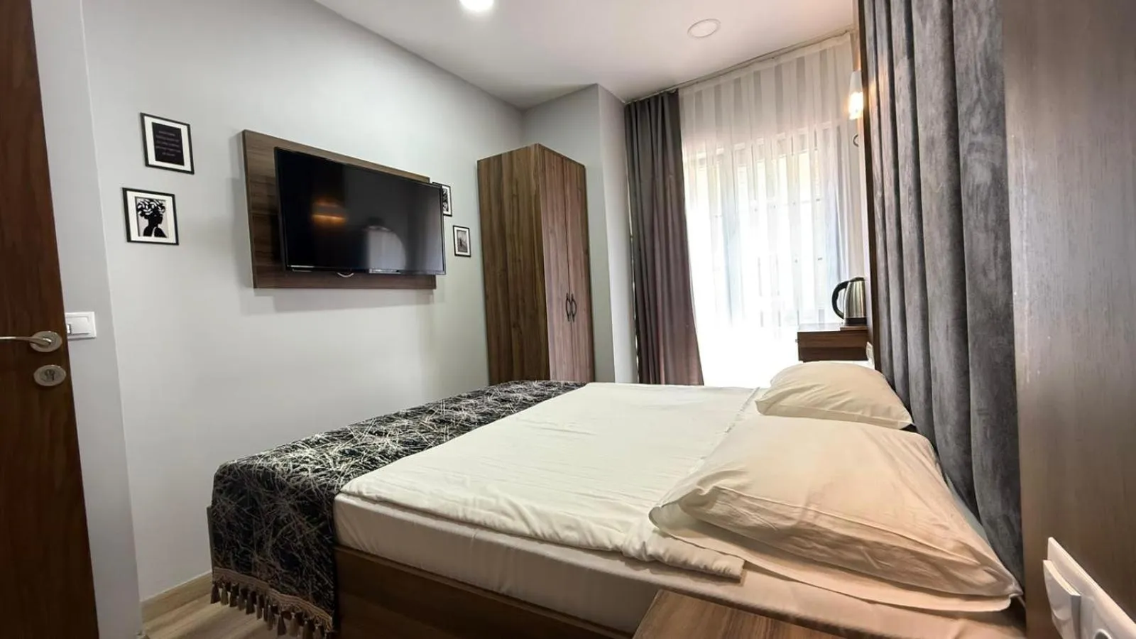 Photo of the whole room, Bed in Han Suite Hotel