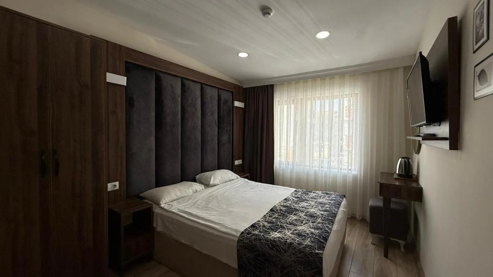 Photo of the whole room, Bed in Han Suite Hotel