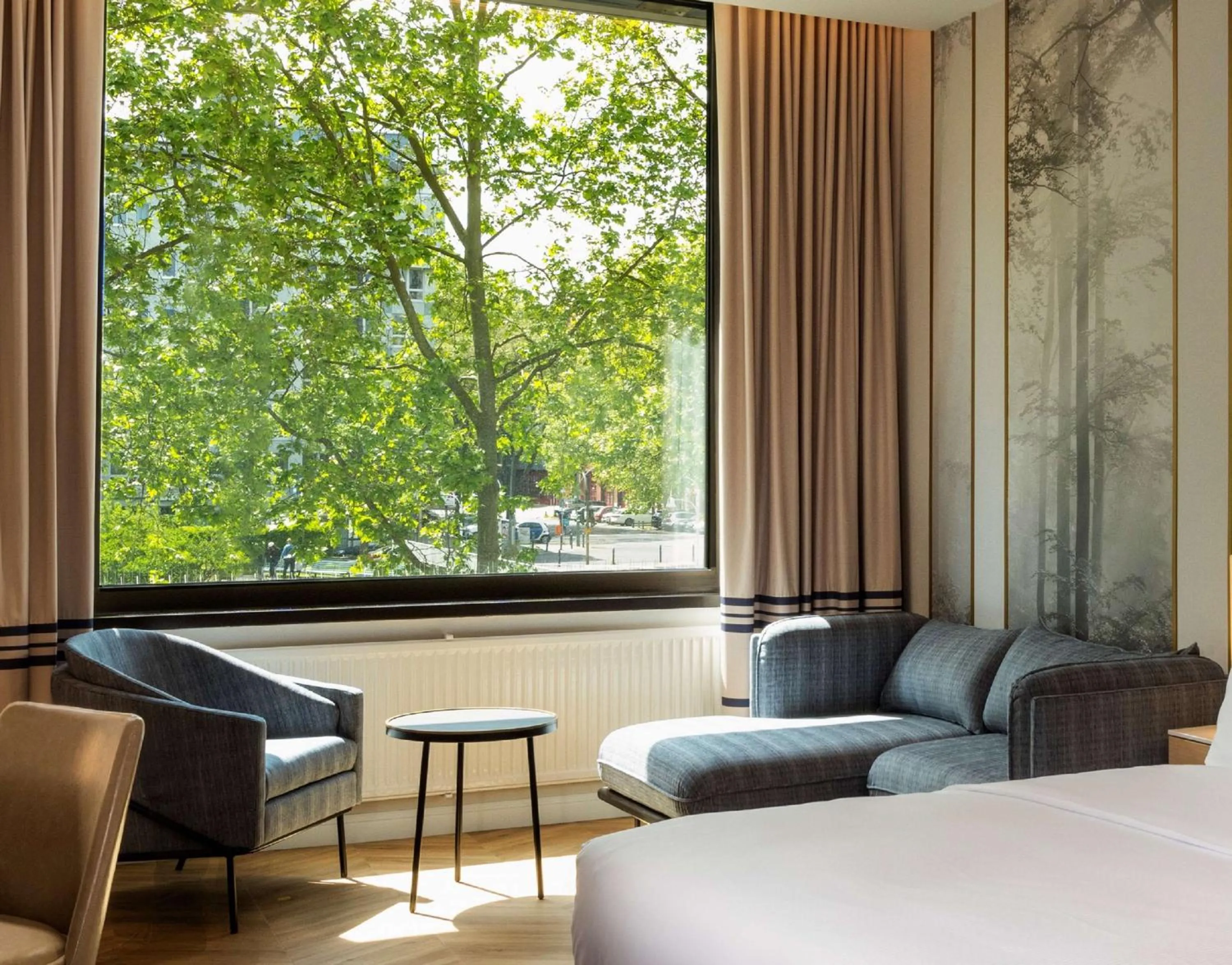 Living room, Bed in DoubleTree by Hilton Berlin Ku'damm