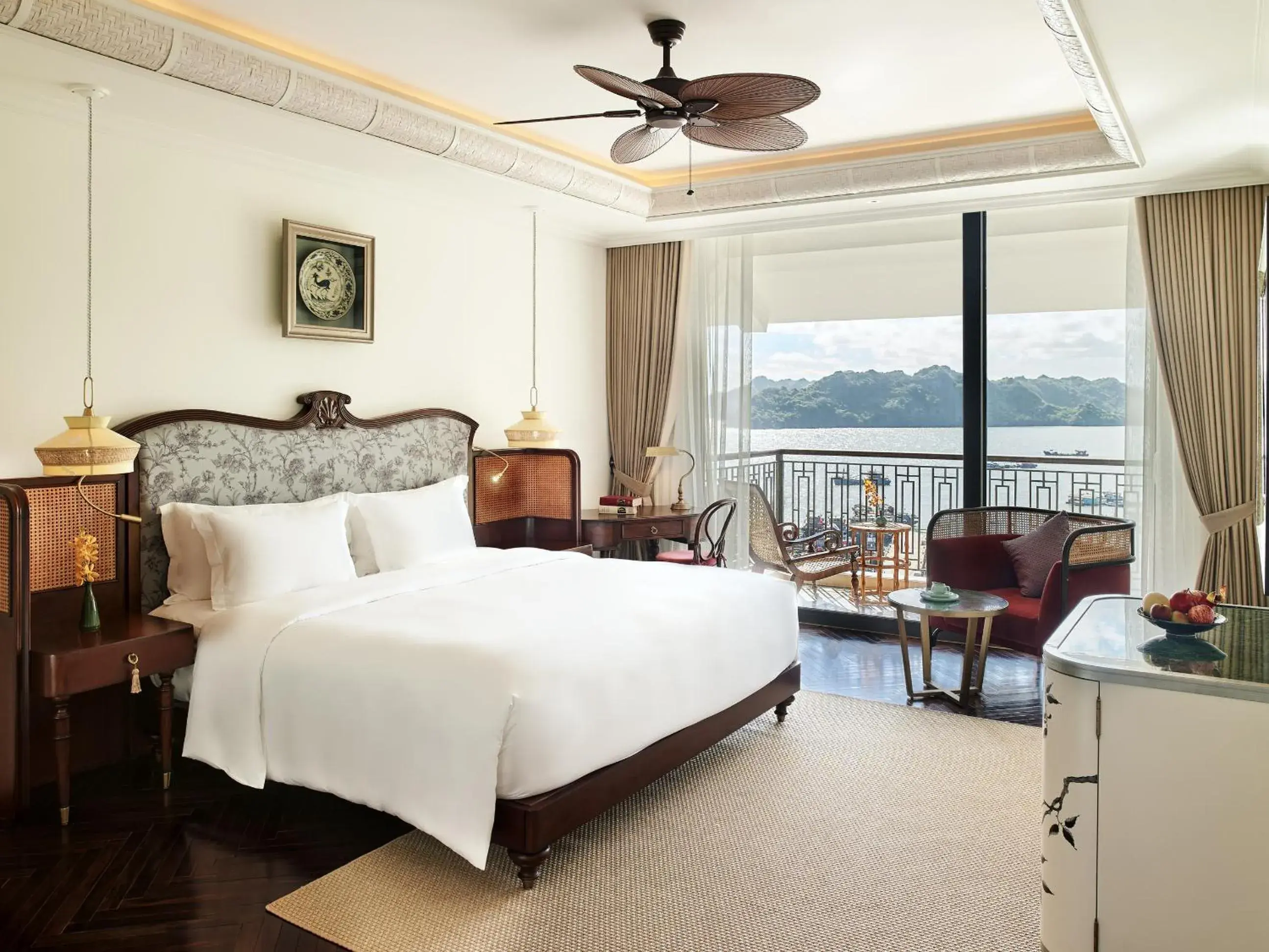 Superior King Room in Hôtel Perle d'Orient Cat Ba - MGallery Superior King Room in Hôtel Perle d'Orient Cat Ba - MGallery