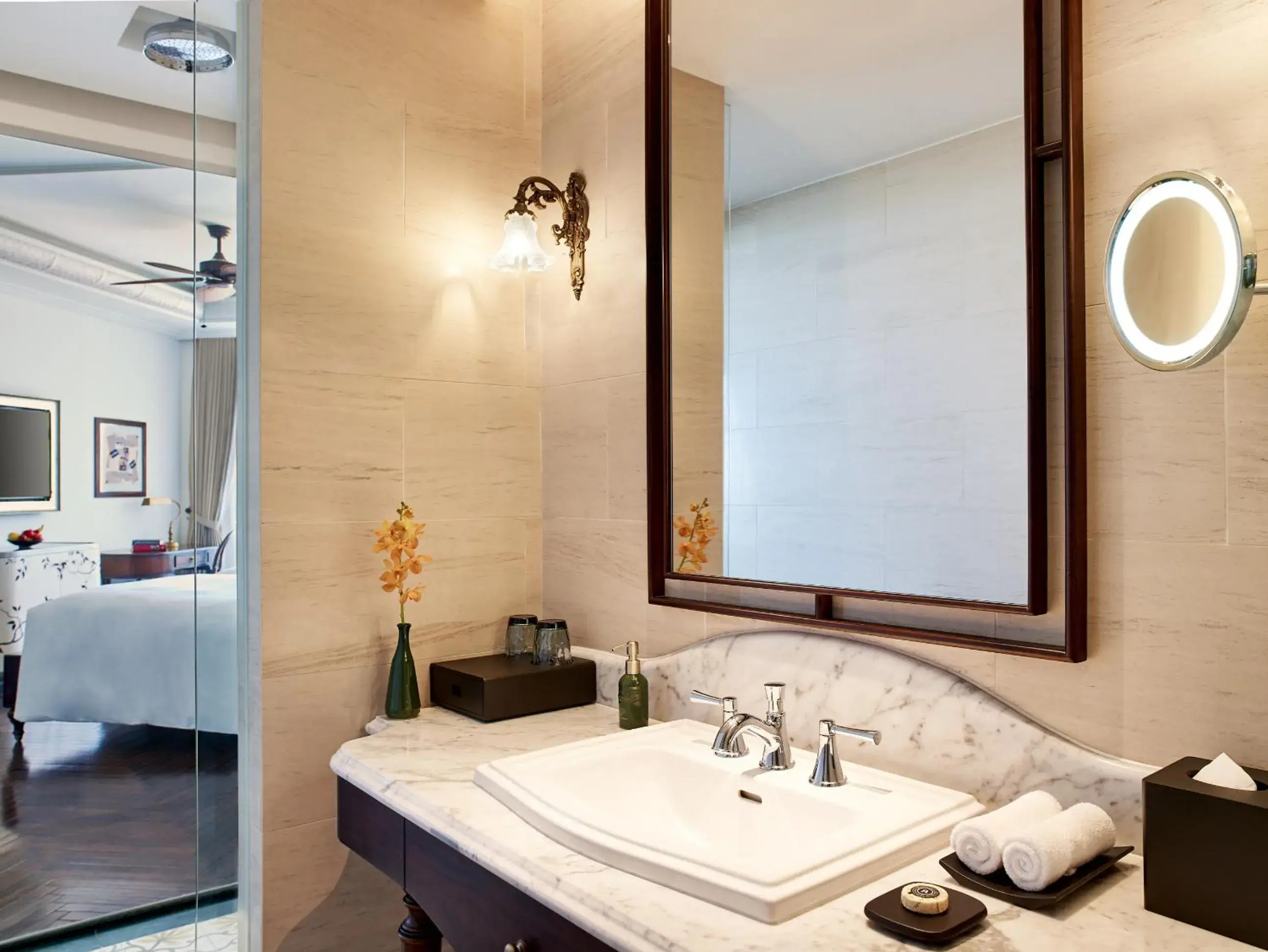 Superior Twin Room with Sea View in Hôtel Perle d'Orient Cat Ba - MGallery Superior Twin Room with Sea View in Hôtel Perle d'Orient Cat Ba - MGallery