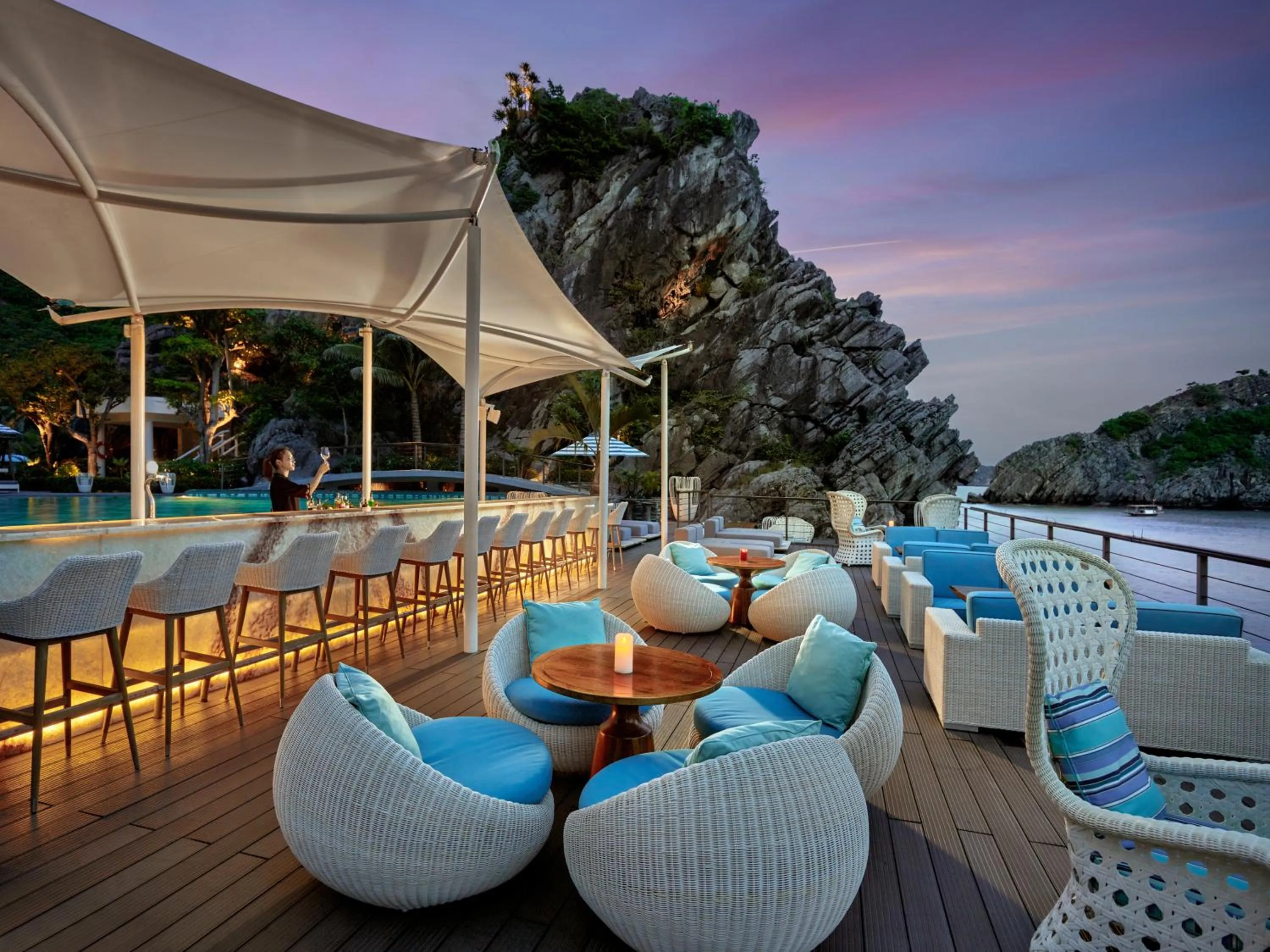 Lounge or bar in Hôtel Perle d'Orient Cat Ba - MGallery