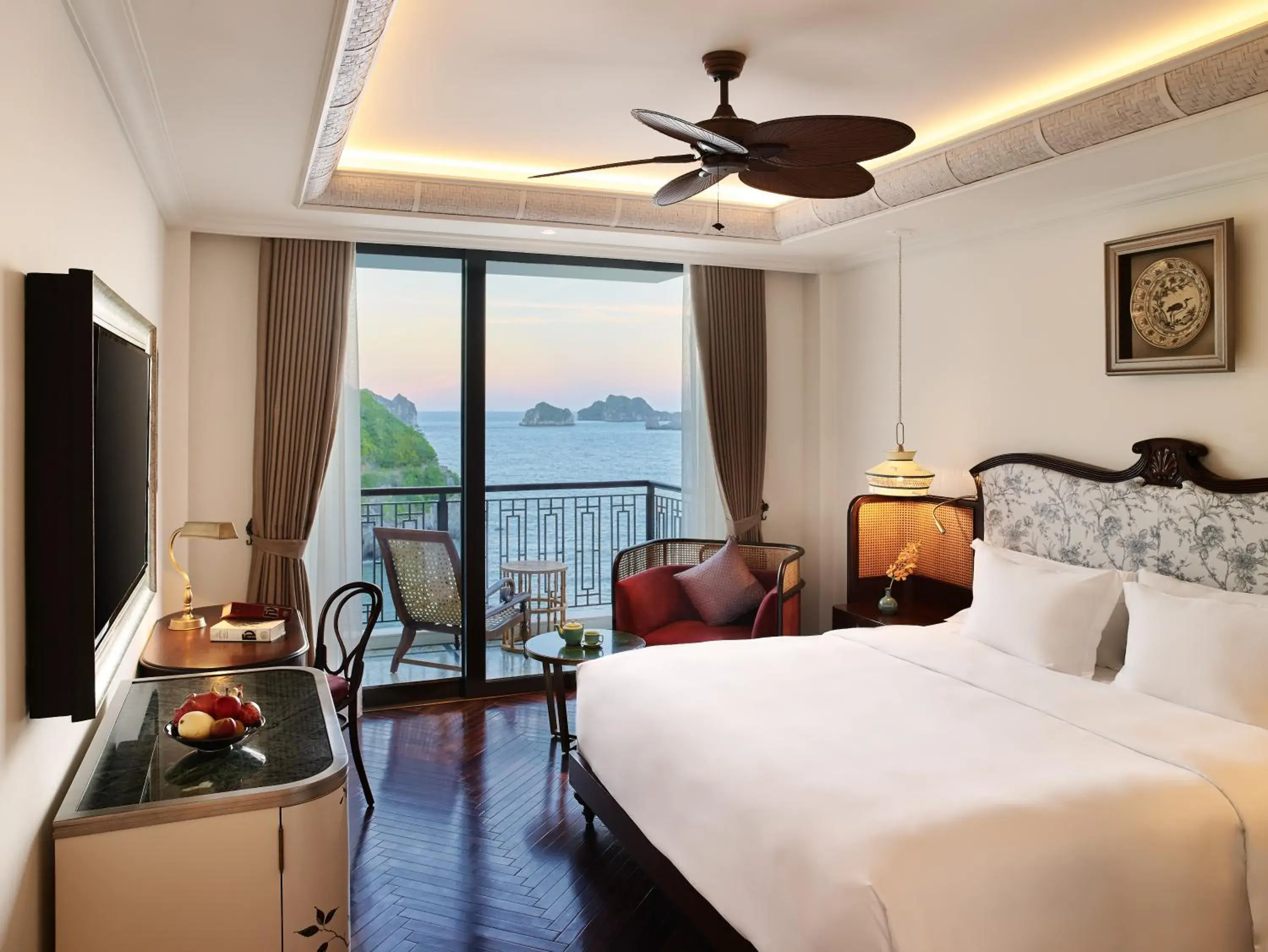 Classic King Room with Sea View in Hôtel Perle d'Orient Cat Ba - MGallery Classic King Room with Sea View in Hôtel Perle d'Orient Cat Ba - MGallery