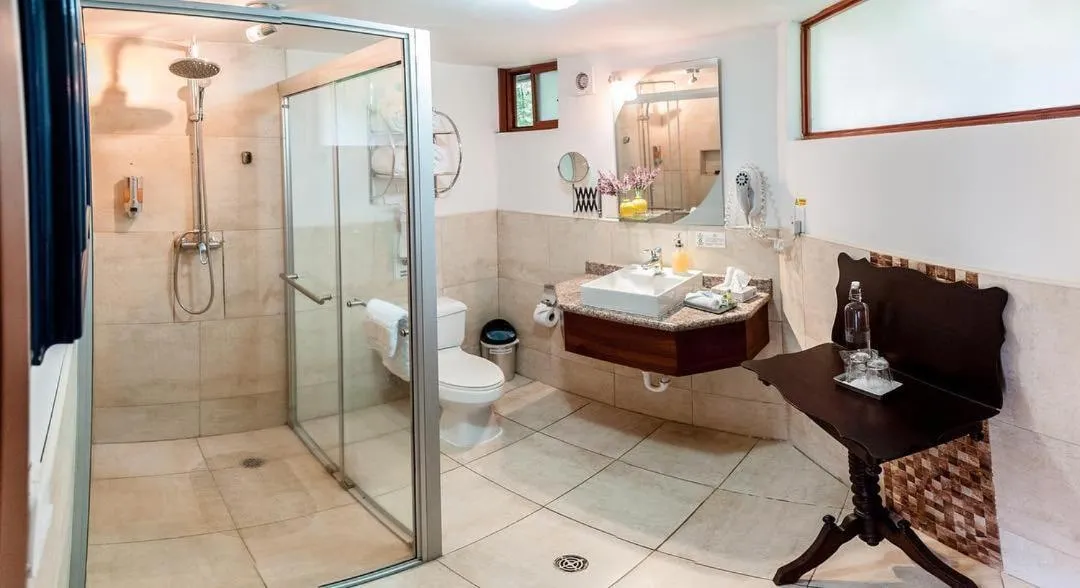 Shower in Casa d'Campo Tababela Hotel Boutique