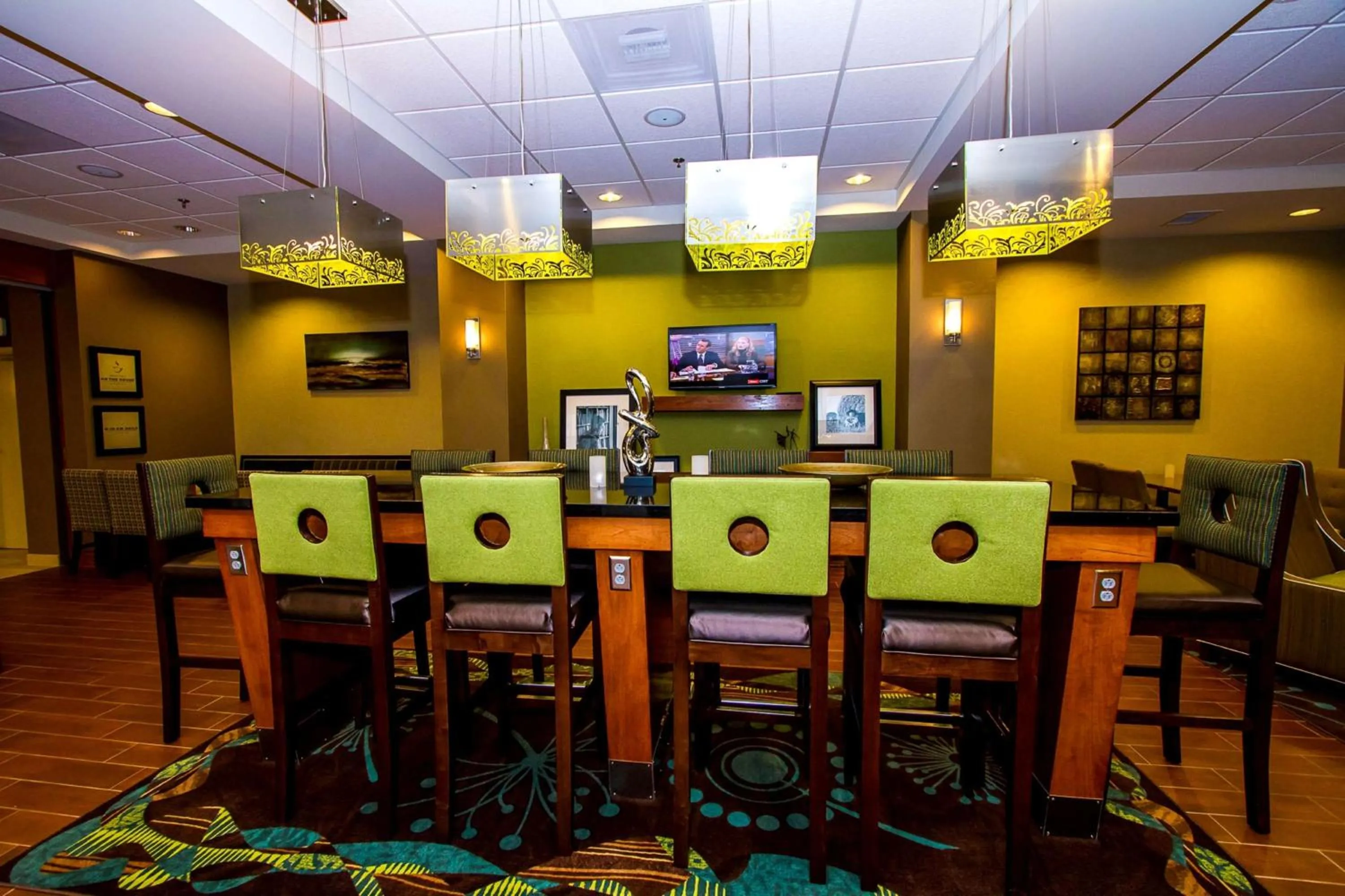 Dining area in Hampton Inn Fayetteville