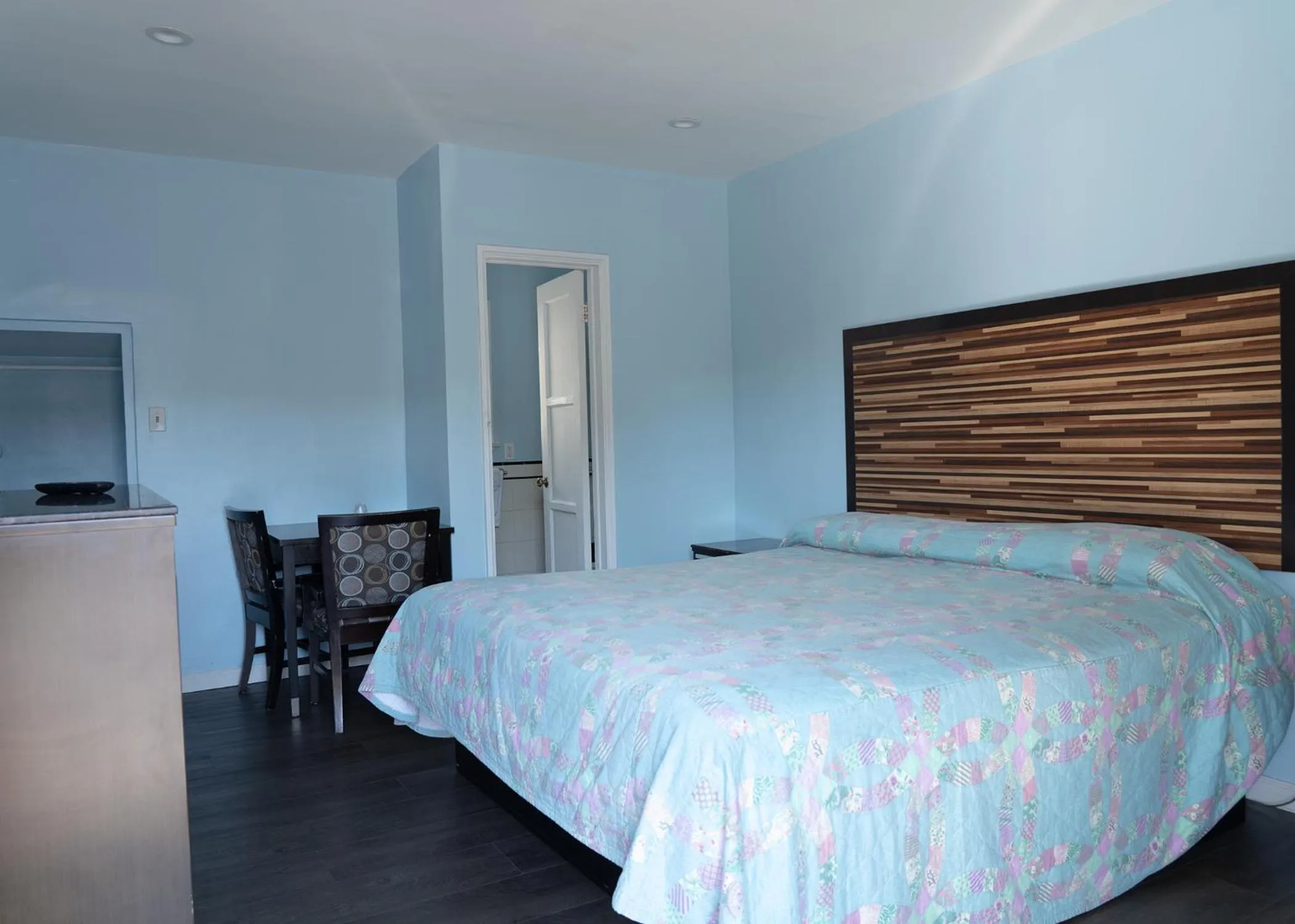 Photo of the whole room, Bed in Mt. Gleason Motorlodge