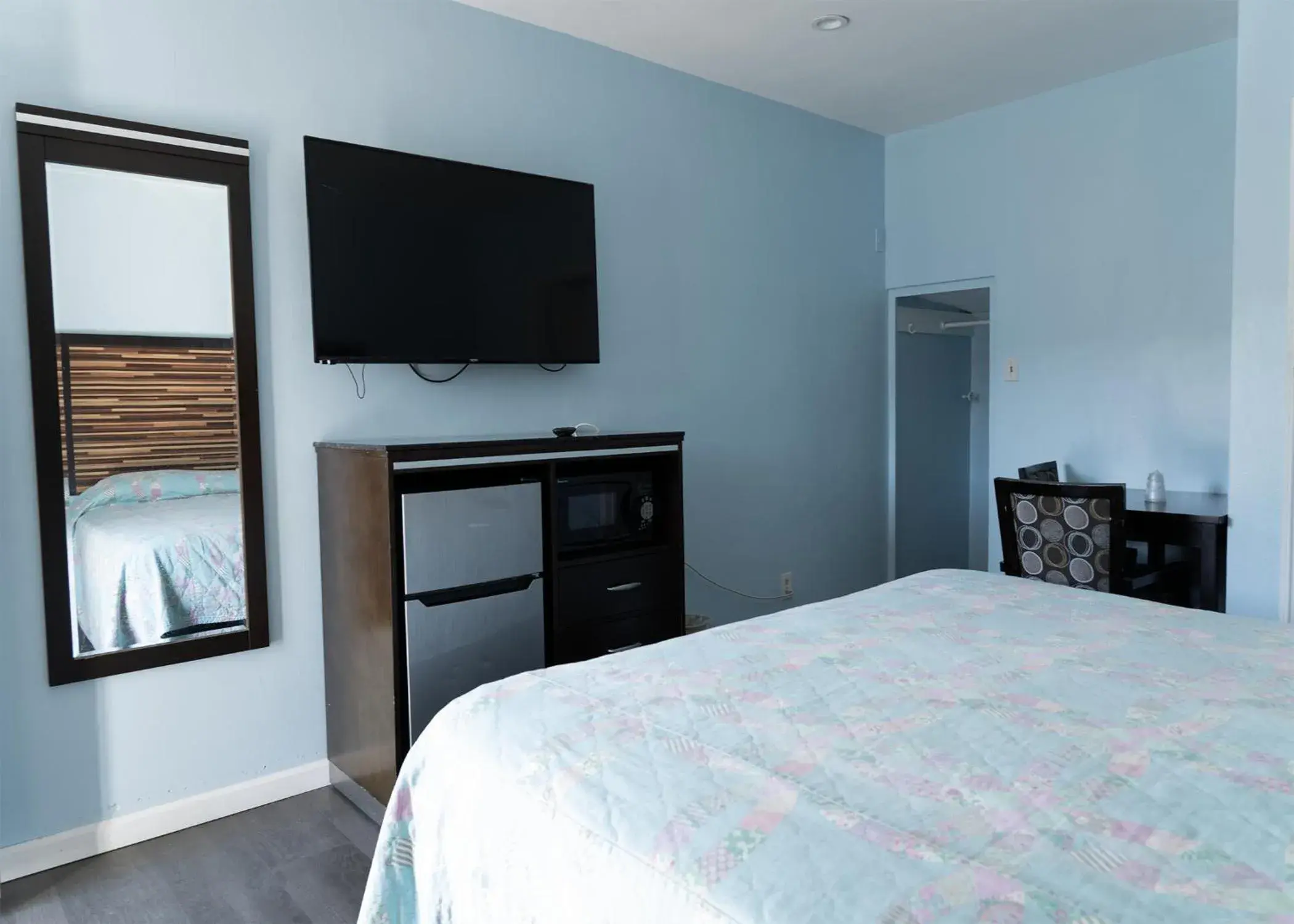 Queen Room with Two Queen Beds and Kitchen in Mt. Gleason Motorlodge Queen Room with Two Queen Beds and Kitchen in Mt. Gleason Motorlodge