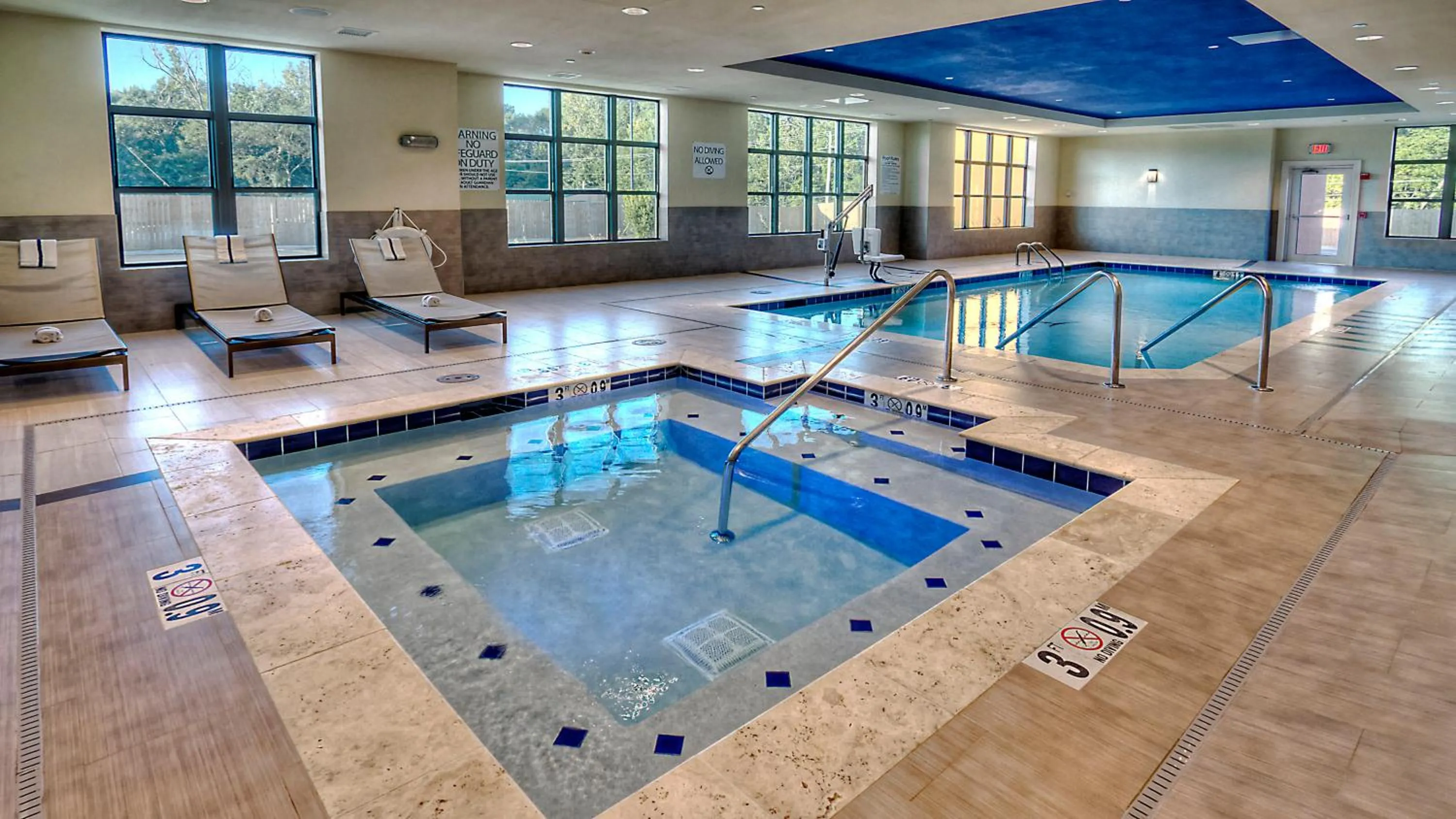 Swimming pool in Holiday Inn & Suites Tupelo North by IHG