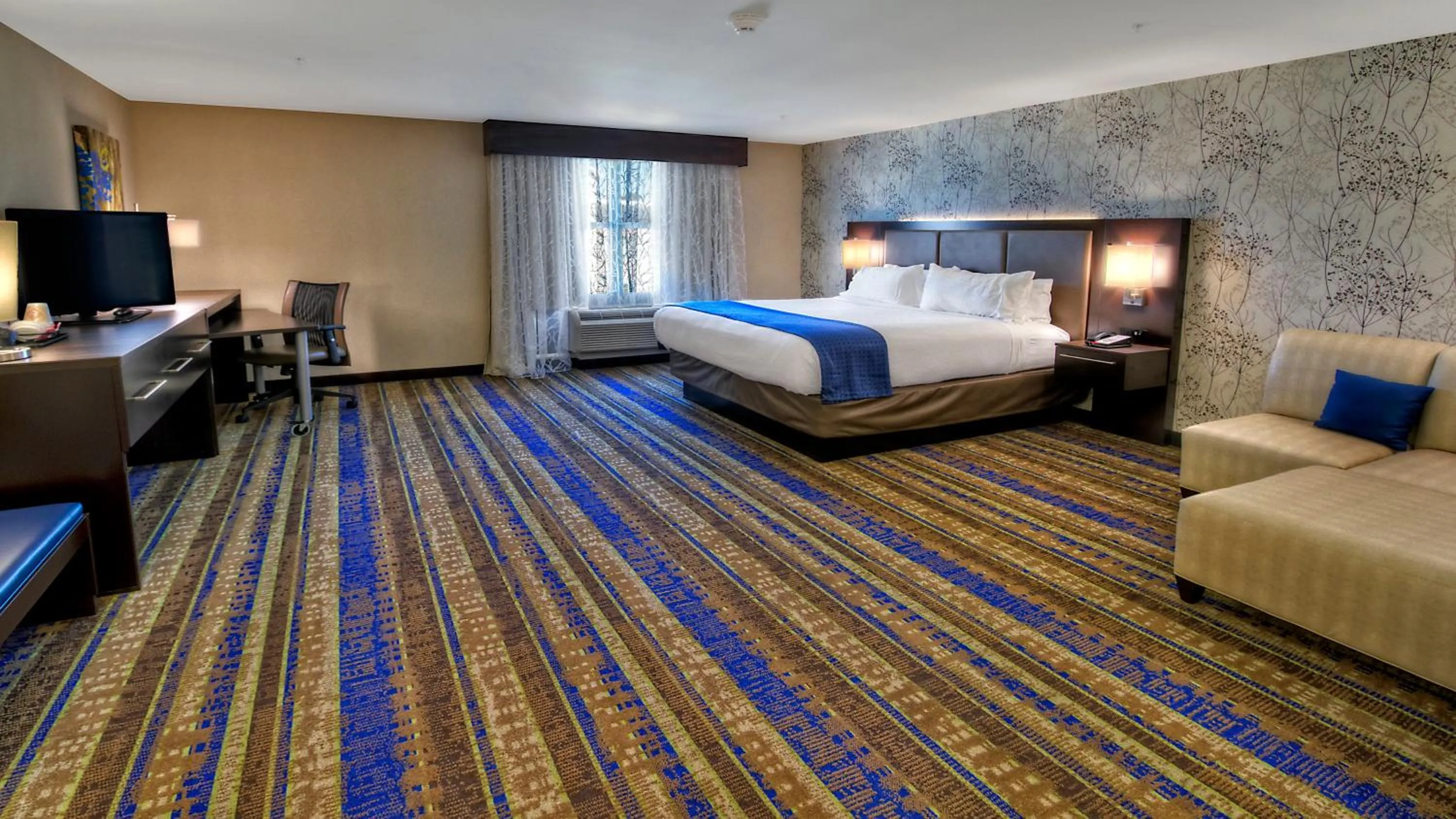 Photo of the whole room, Bed in Holiday Inn & Suites Tupelo North by IHG
