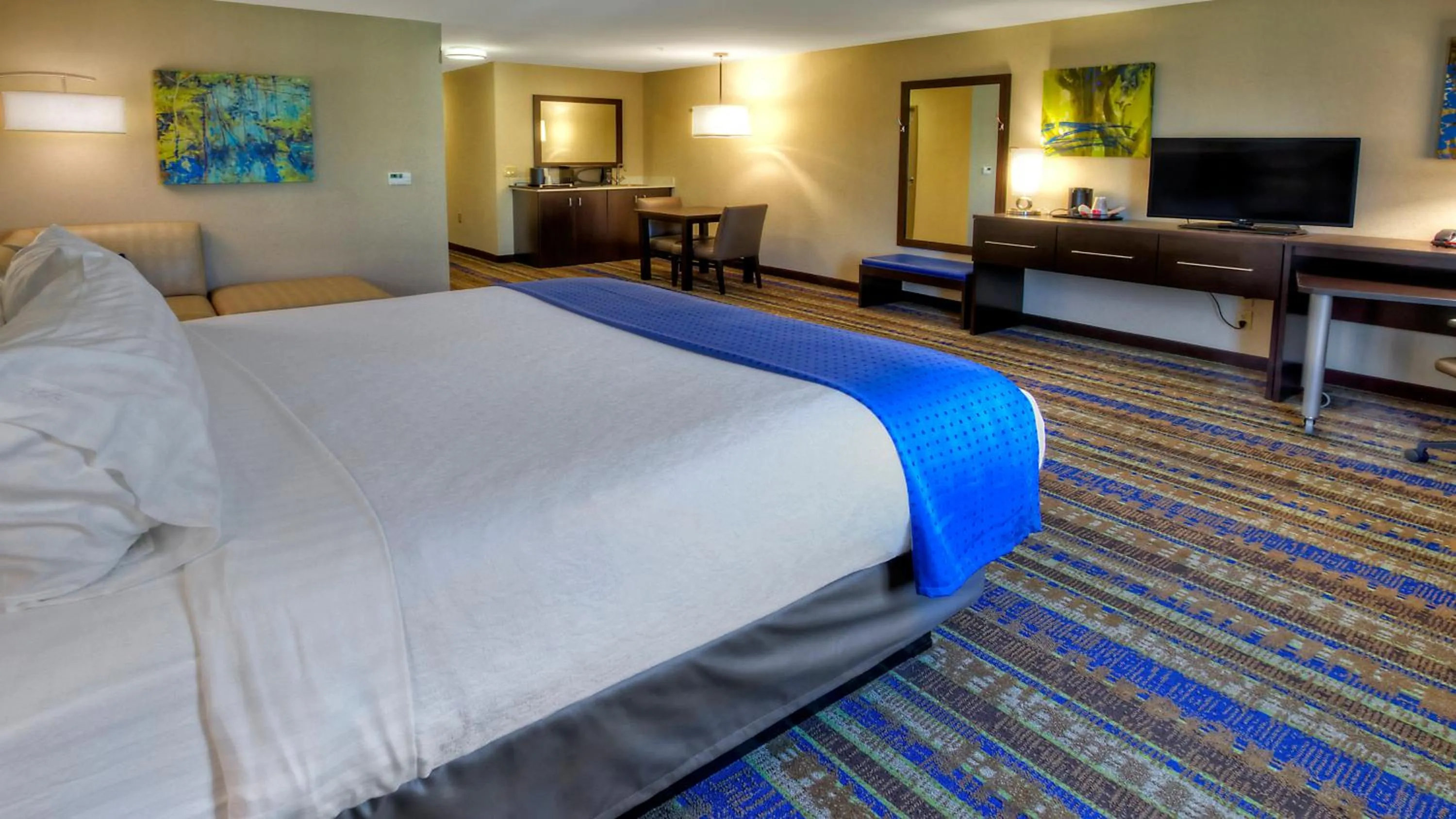 Photo of the whole room, Bed in Holiday Inn & Suites Tupelo North by IHG