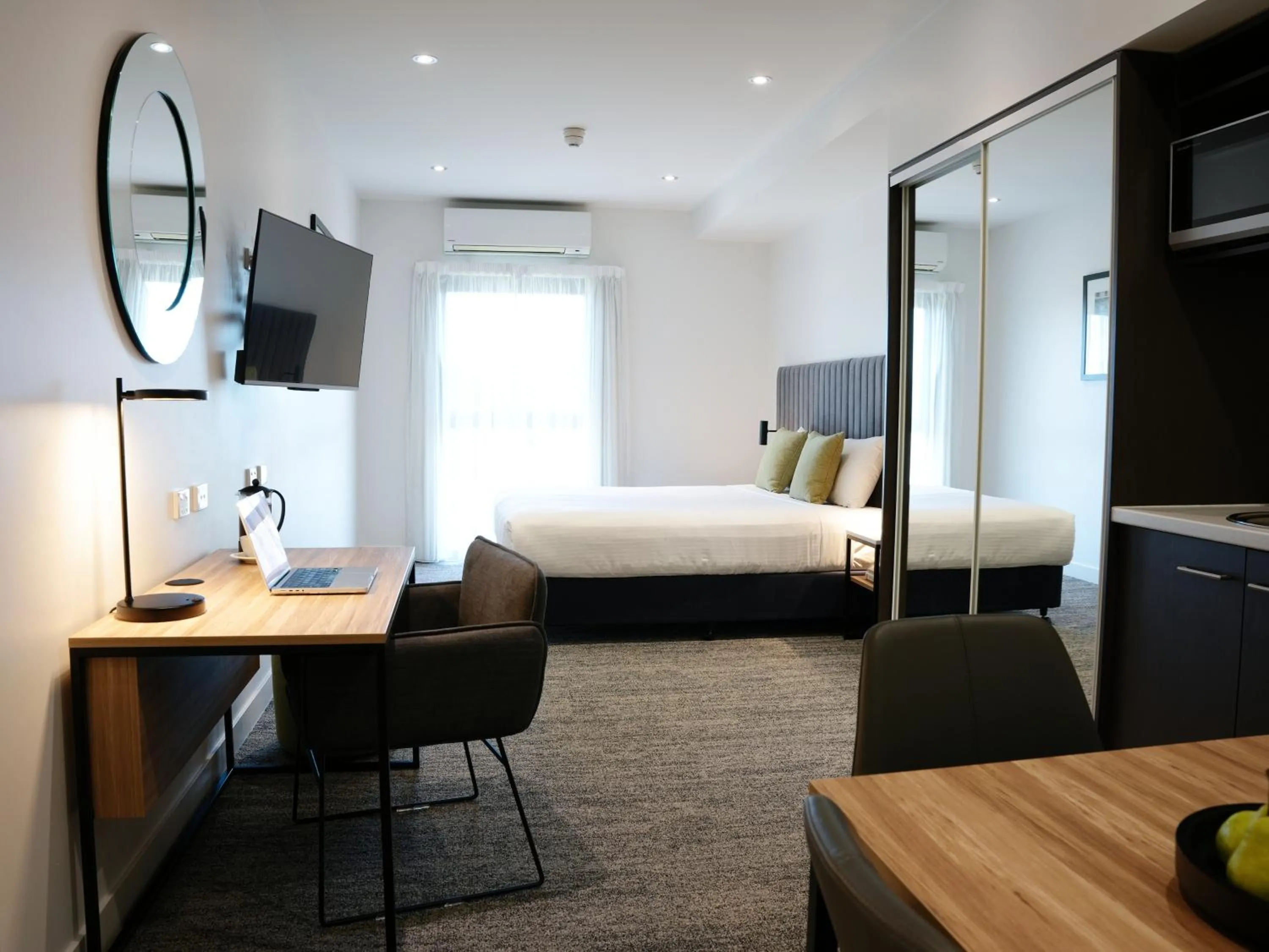 Photo of the whole room, Bed in Quest Wodonga