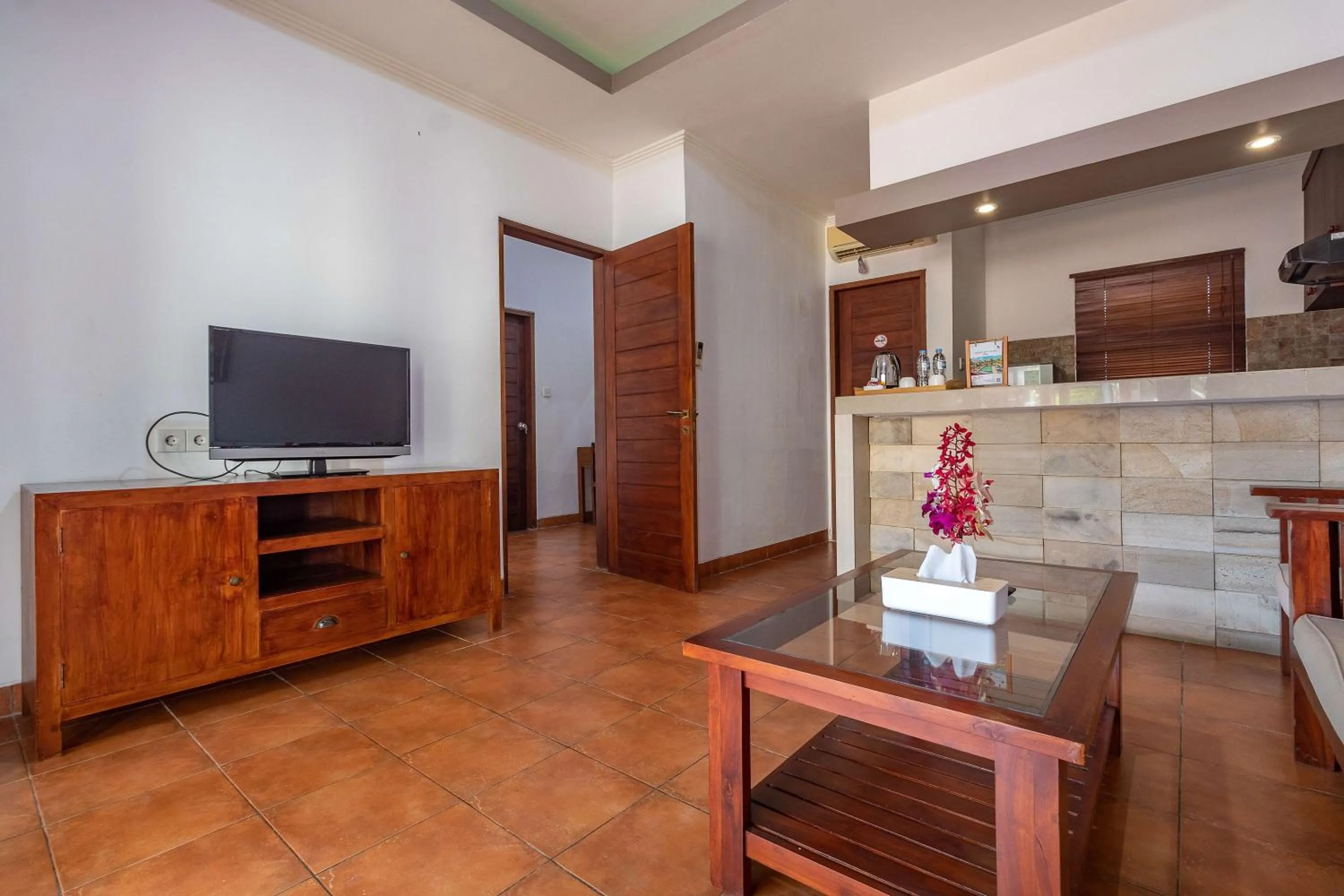 Communal lounge/ TV room in Vidi Boutique Hotel