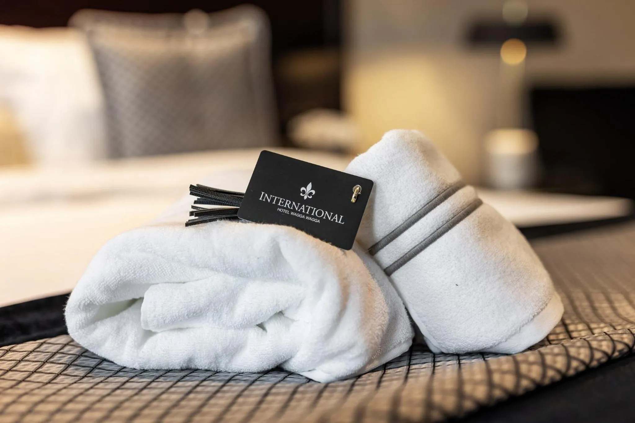 Bed in International Hotel Wagga Wagga