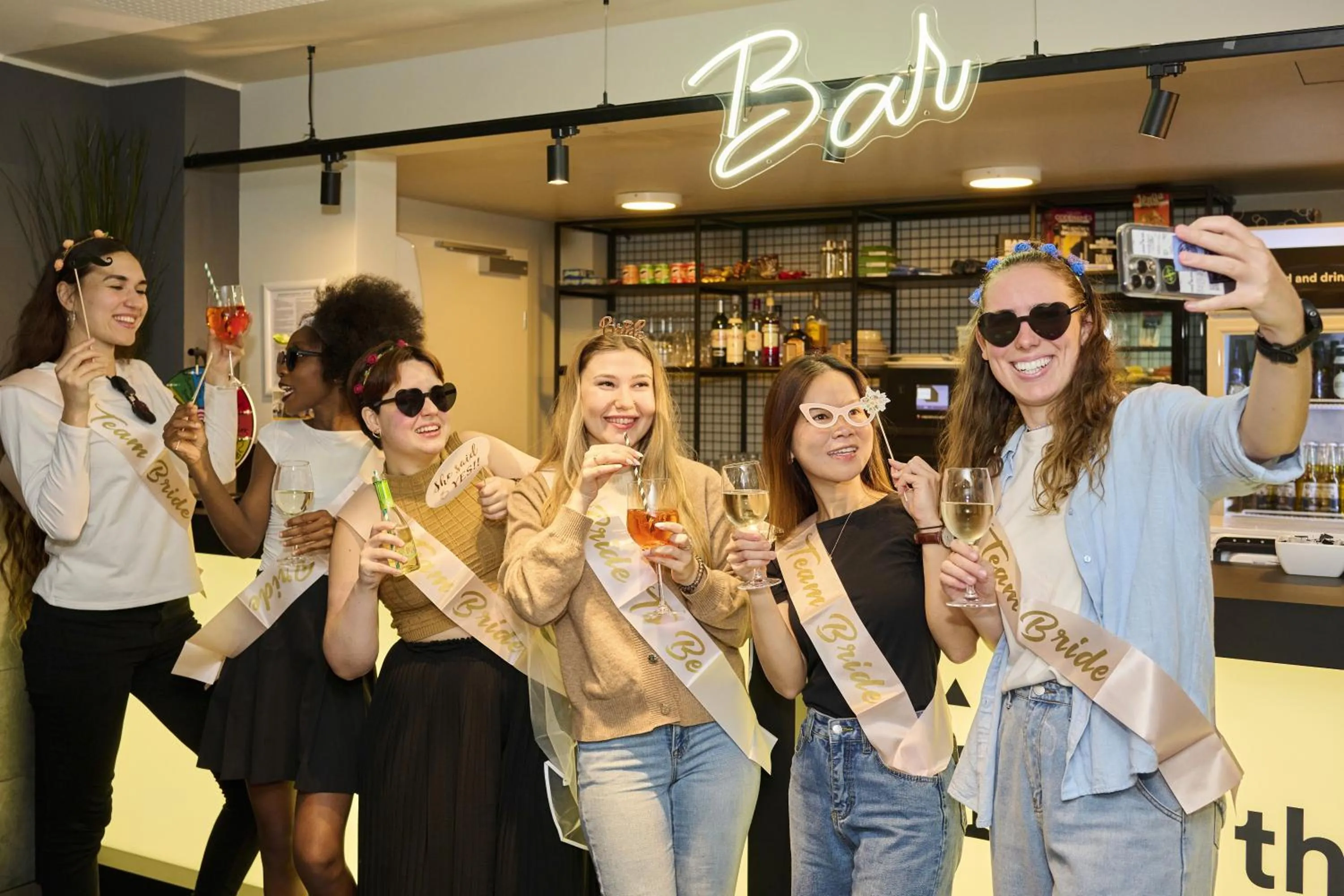 Lounge or bar in a&o Hamburg Reeperbahn