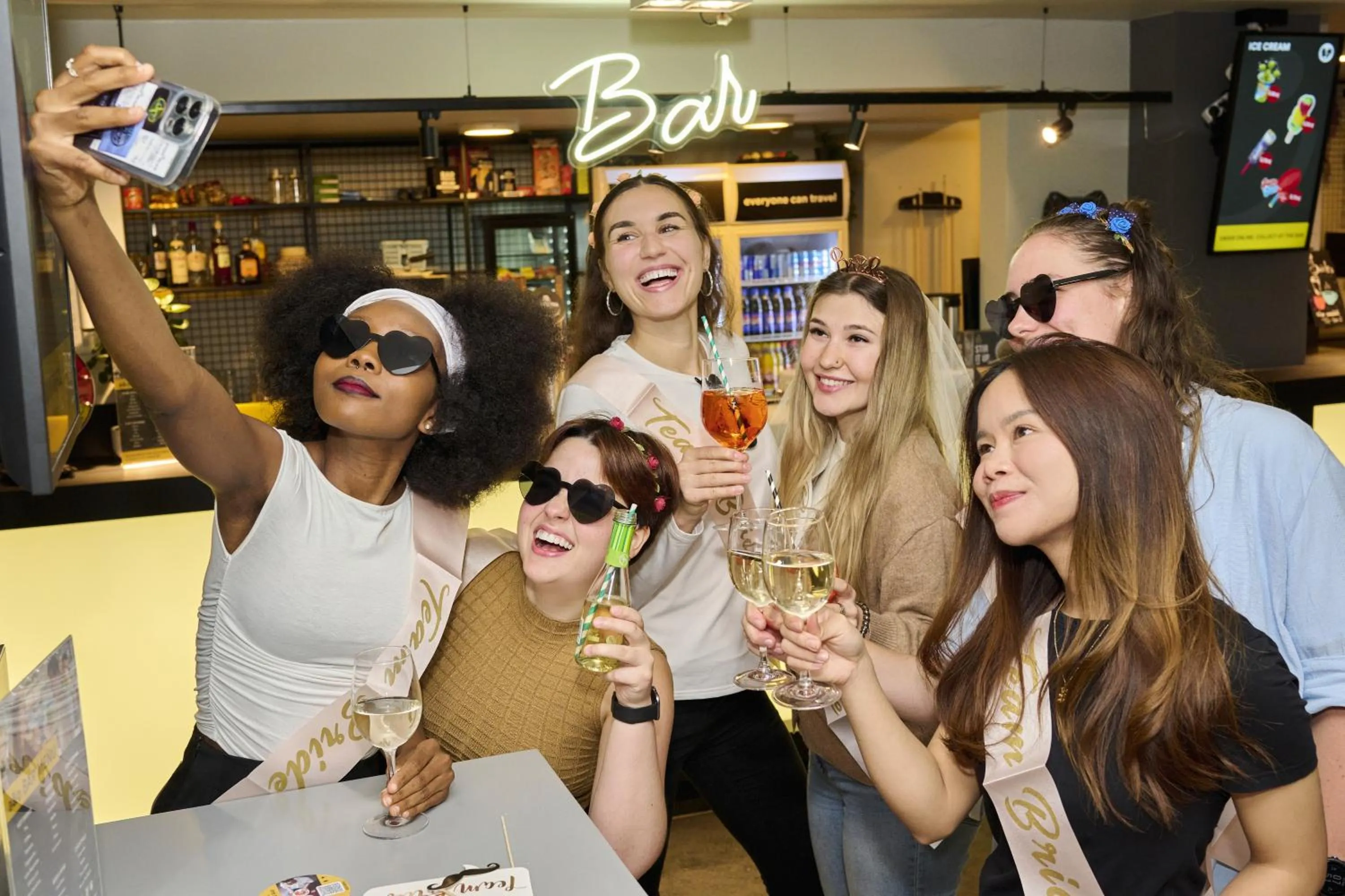 Lounge or bar in a&o Hamburg Reeperbahn