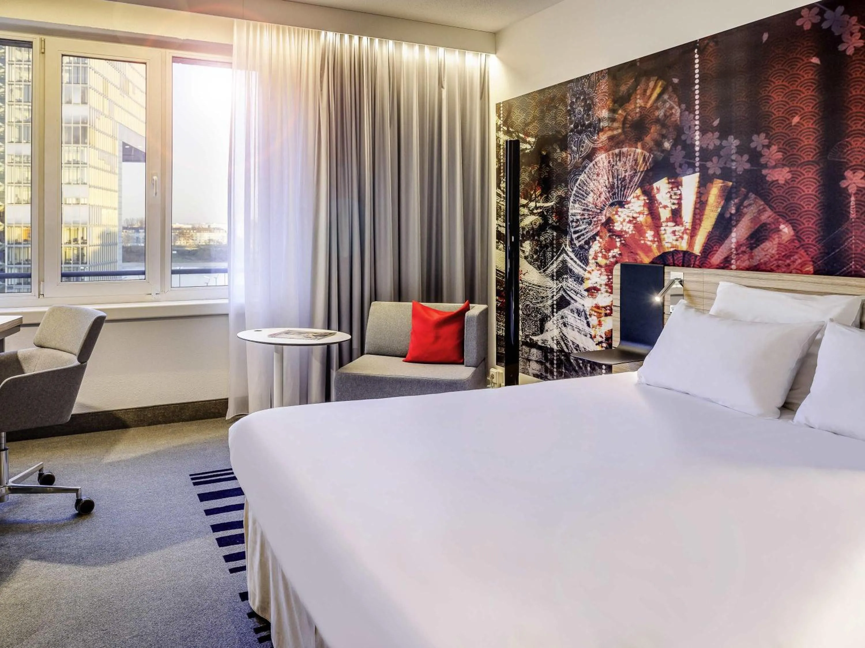 Bedroom, Bed in Novotel Köln City