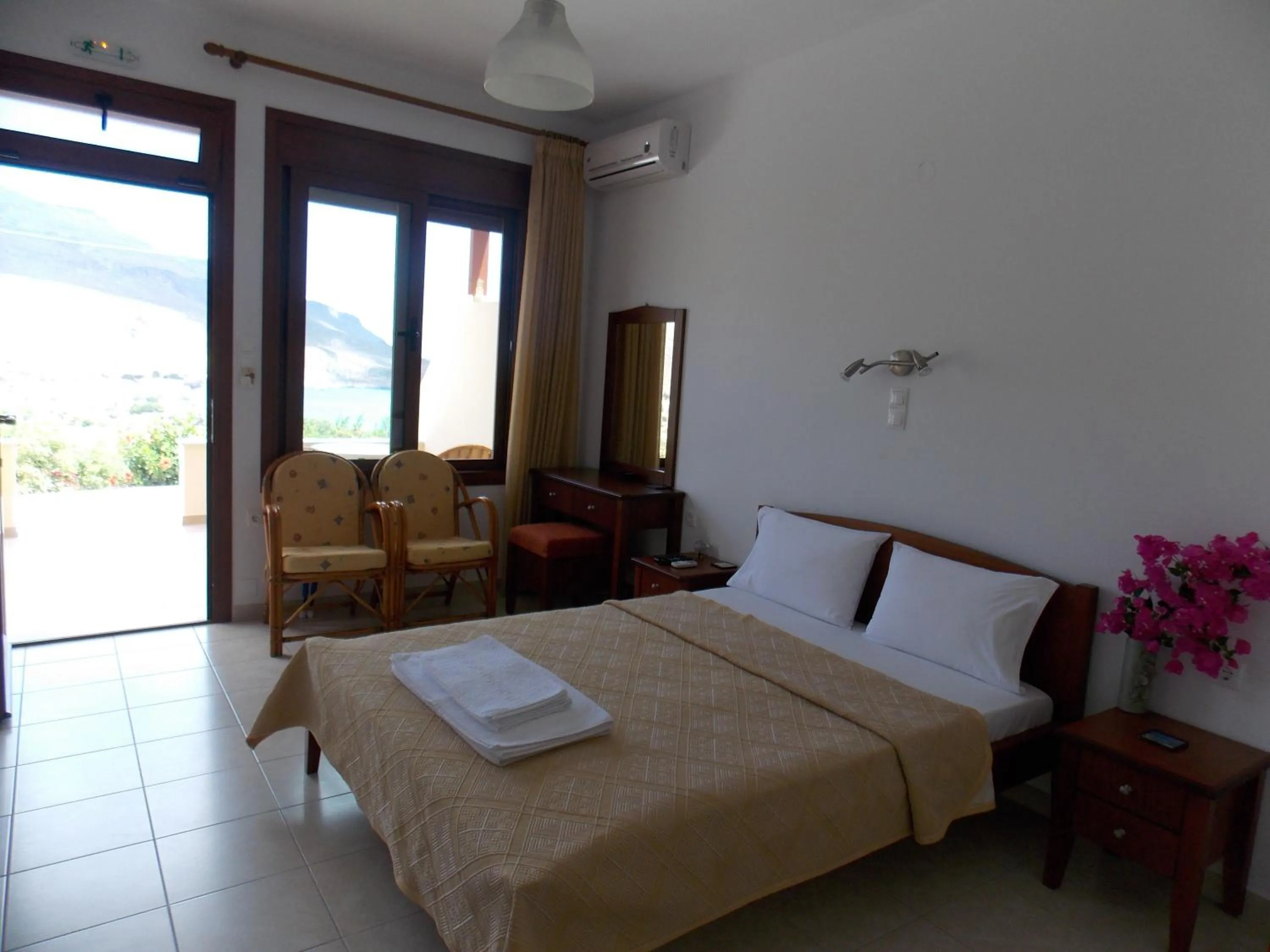 Shower, Bed in Kato Zakros Palace Apartments