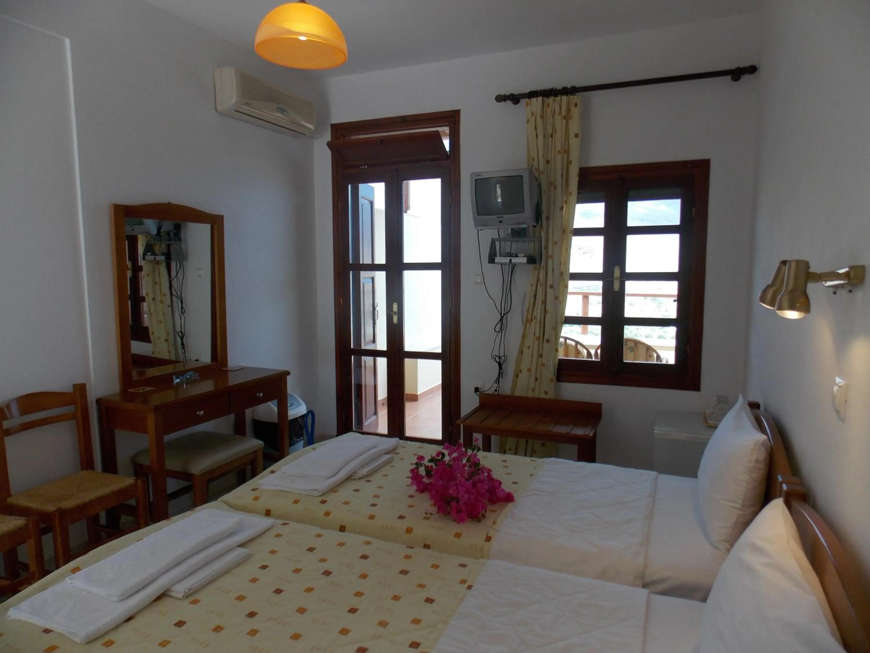 Shower, Bed in Kato Zakros Palace Apartments