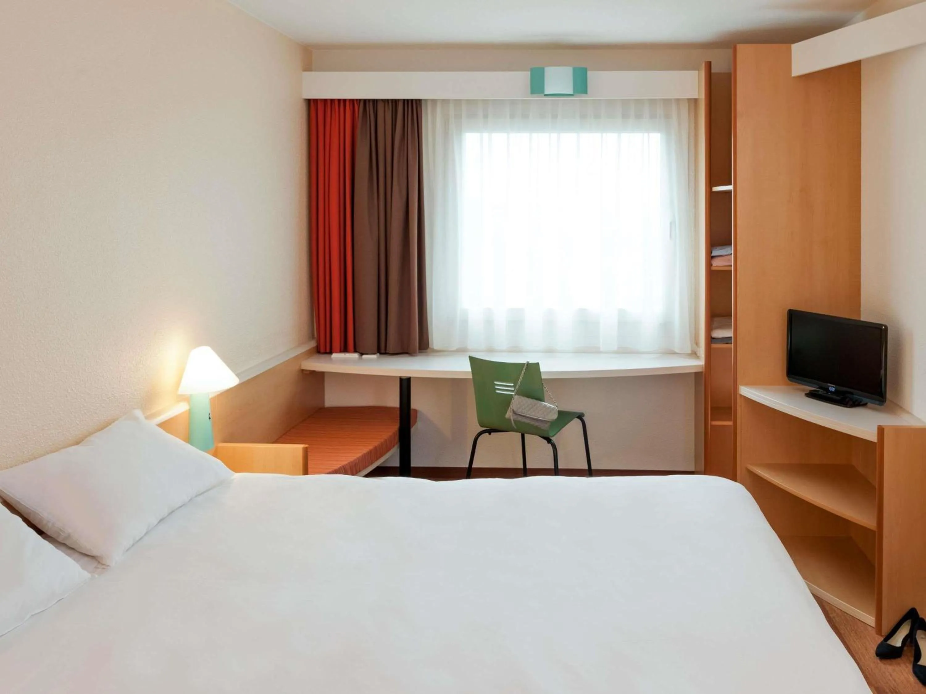 Standard King Room in ibis Hotel Düsseldorf Hauptbahnhof