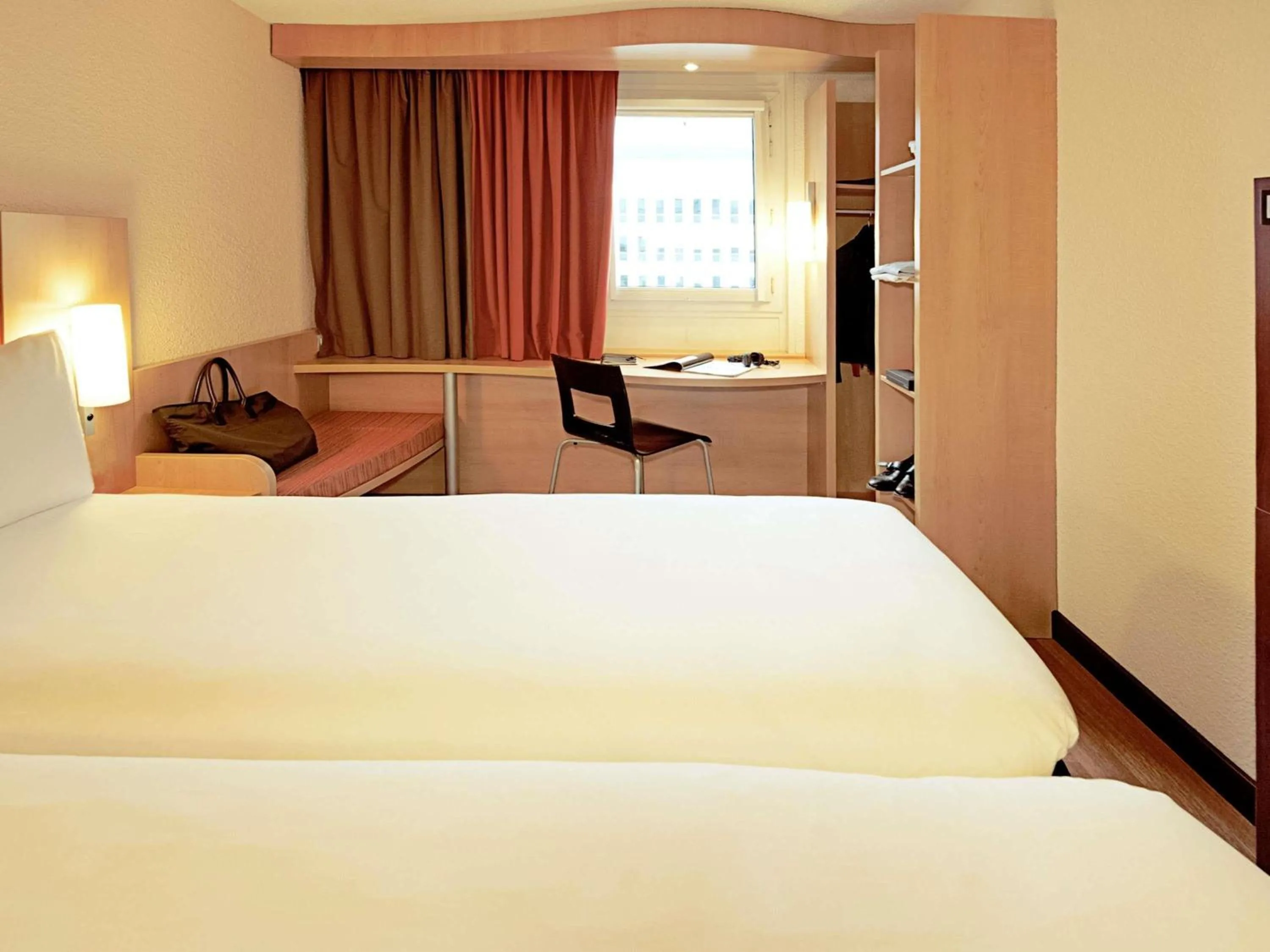Bedroom, Bed in ibis Hotel Düsseldorf Hauptbahnhof
