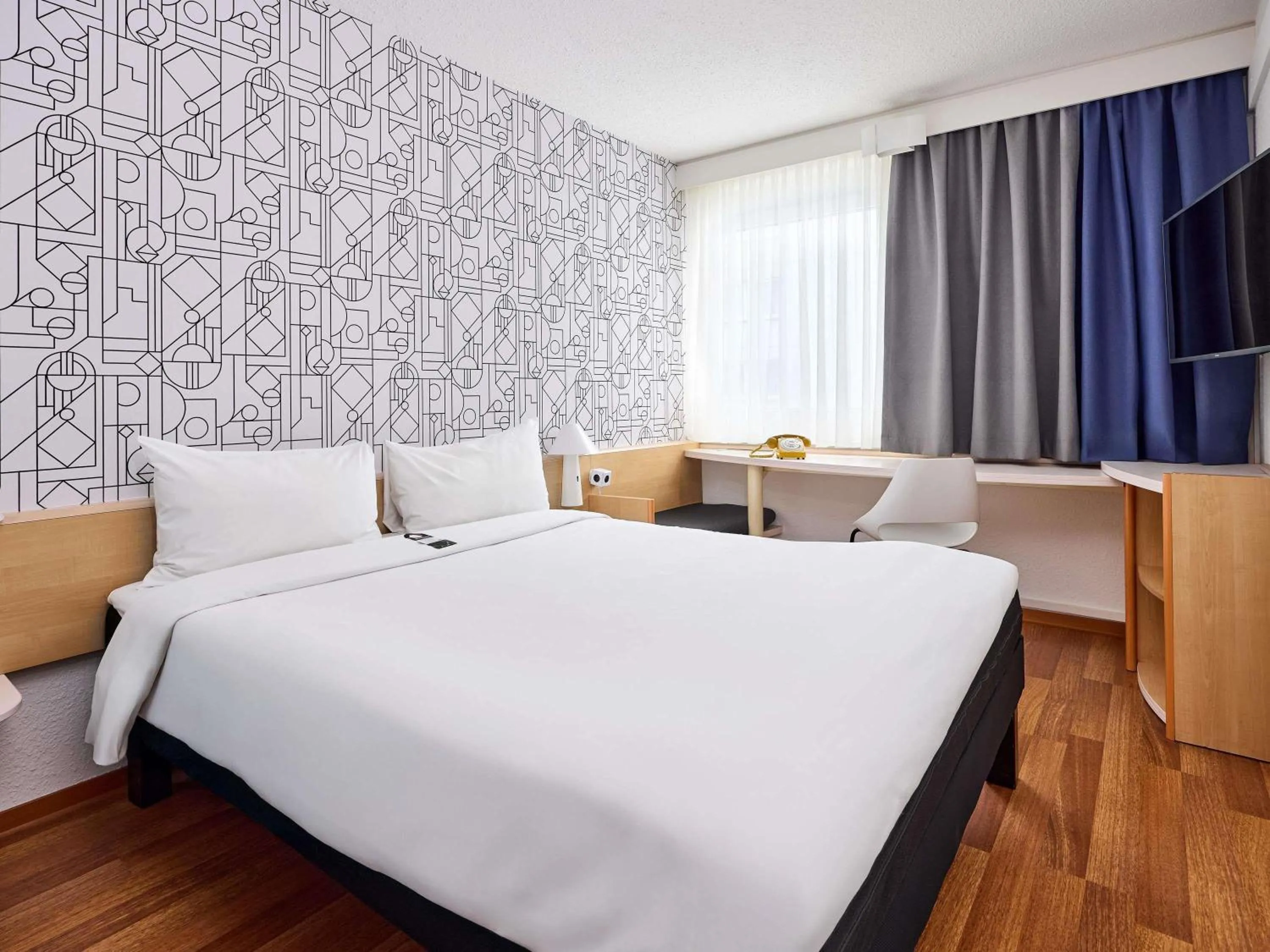 Bedroom, Bed in ibis Hotel Düsseldorf Hauptbahnhof