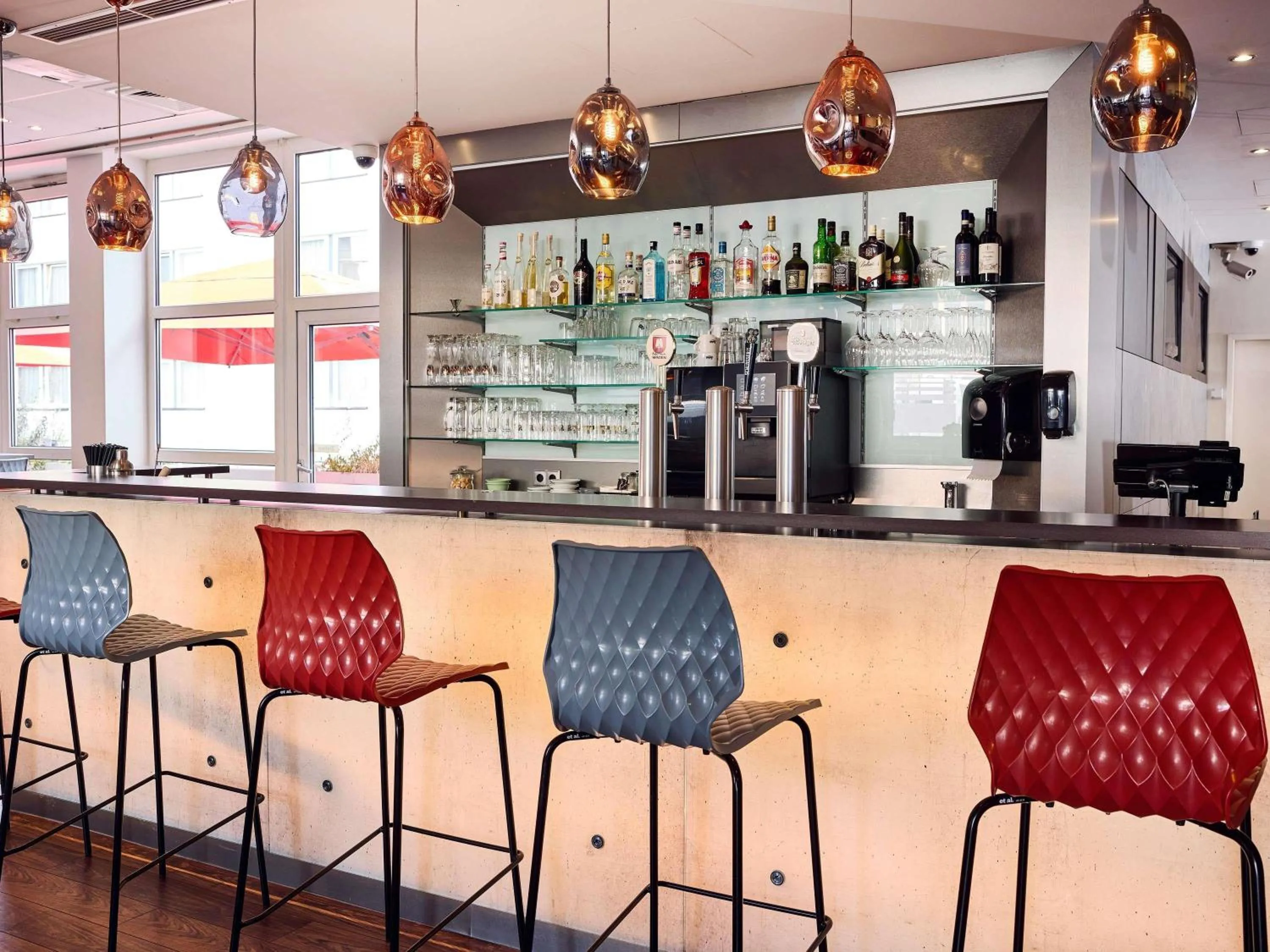 Lounge or bar in ibis Hotel Düsseldorf Hauptbahnhof