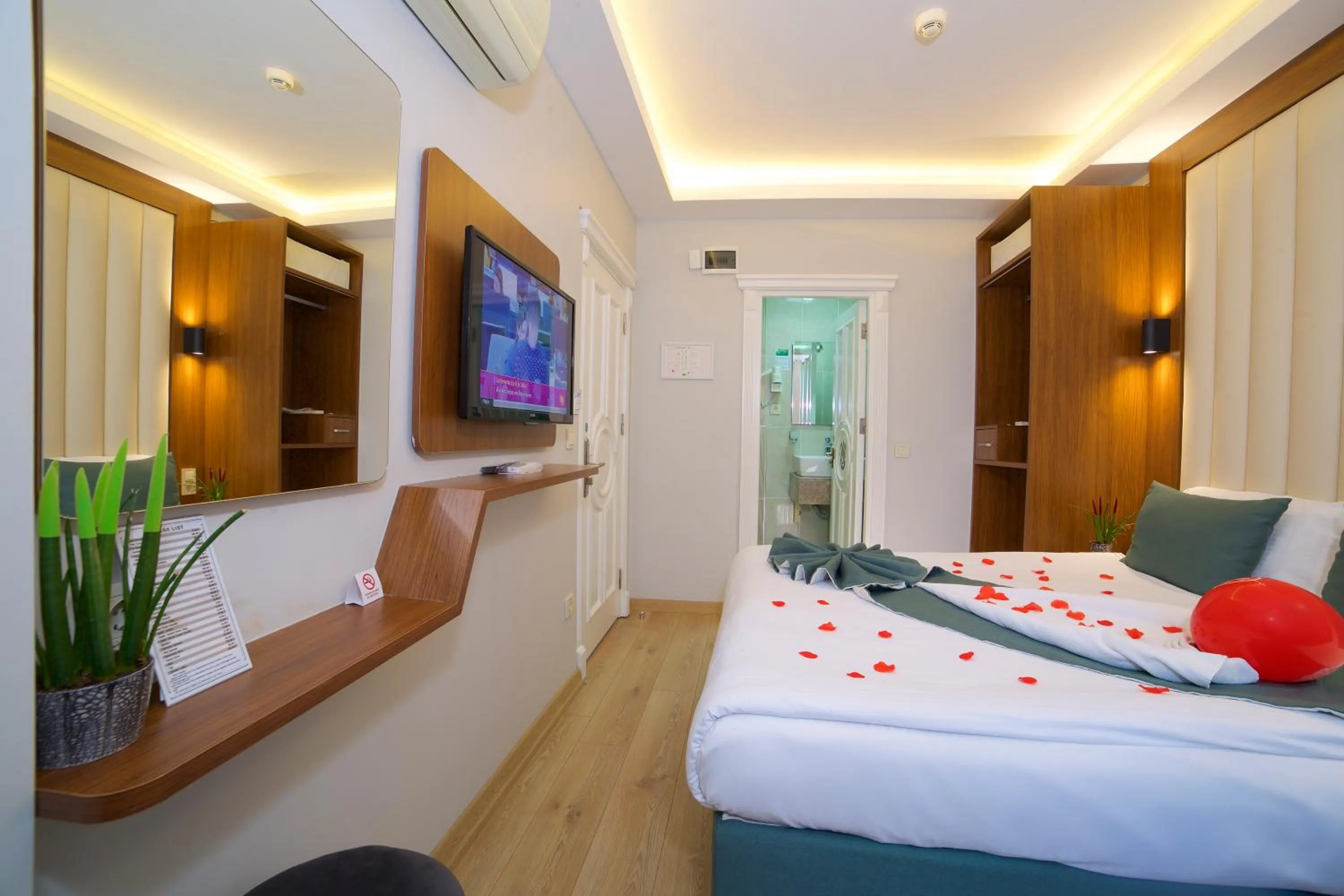 Photo of the whole room, Bed in Hotel Black Tulip