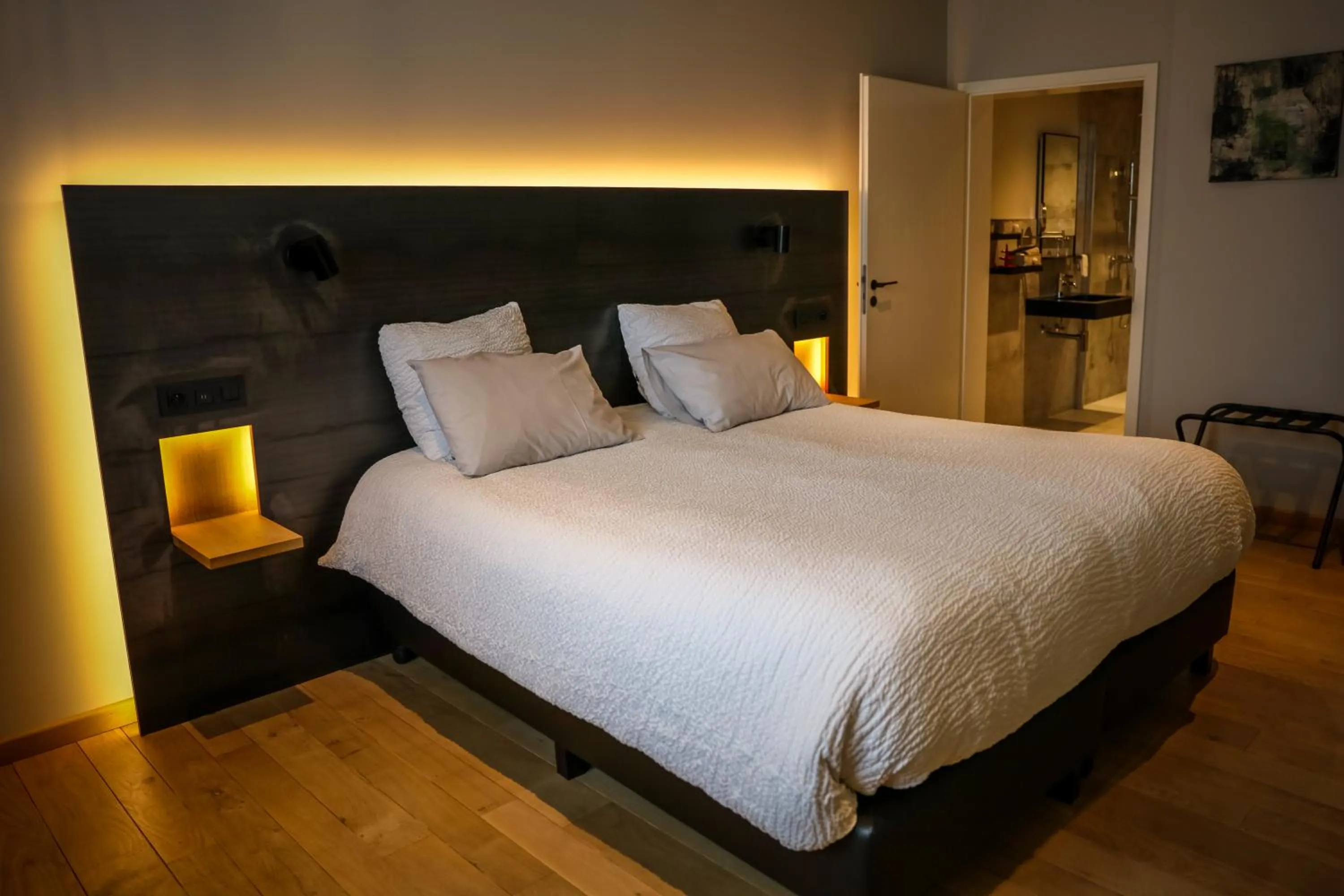 Property building, Bed in LA GLORIETTE