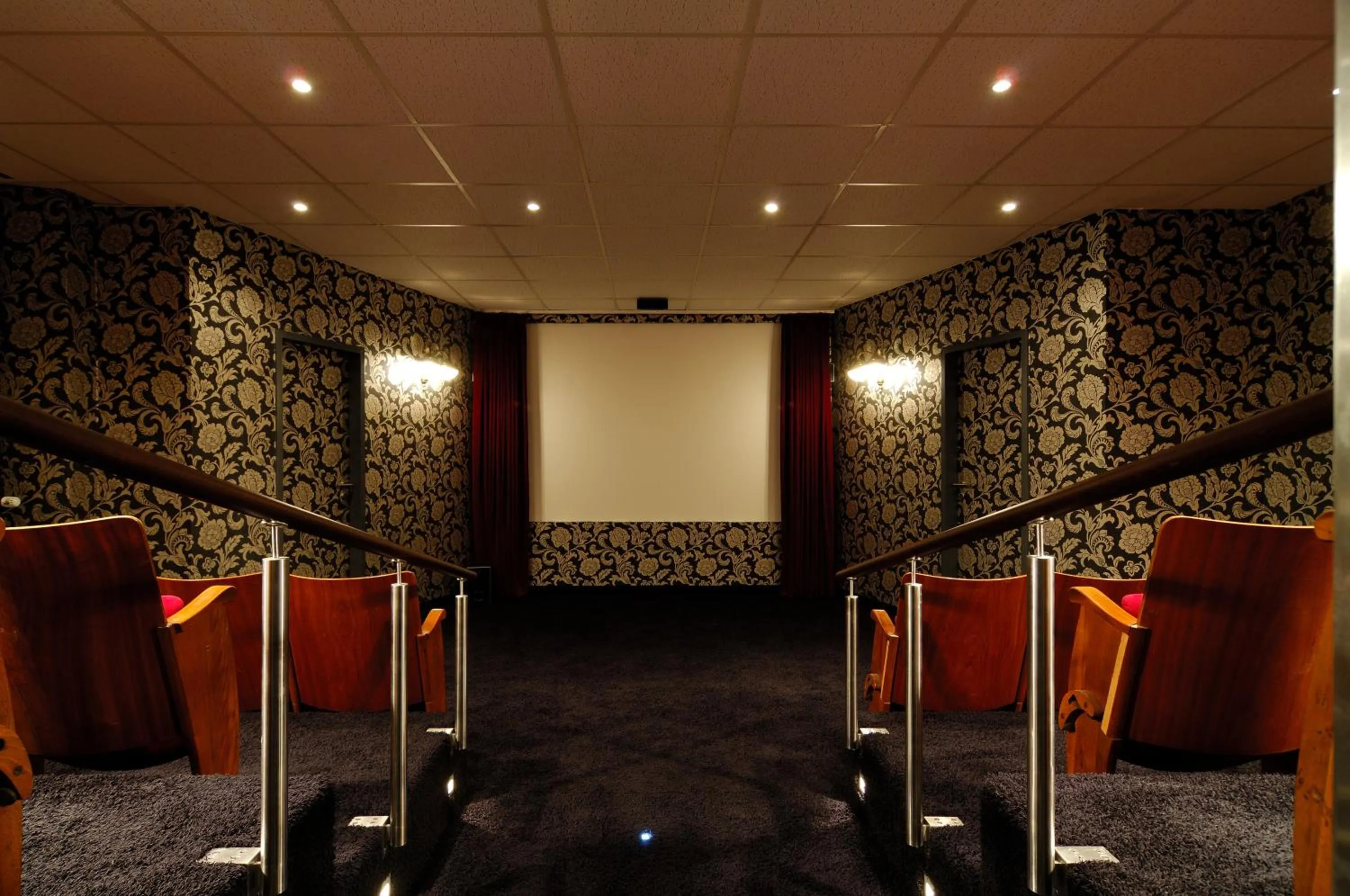 Communal lounge/ TV room in Land & Golf Hotel Stromberg