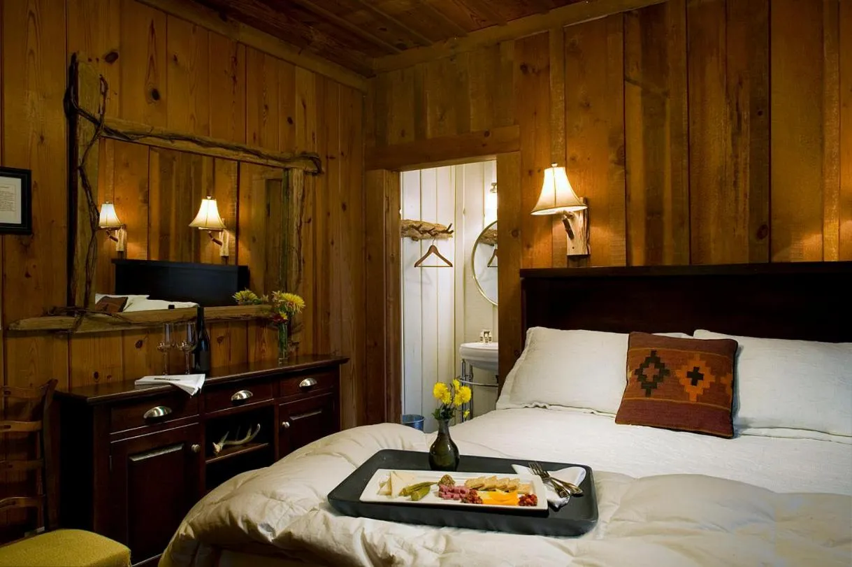 Bedroom, Bed in Lake Rabun Hotel