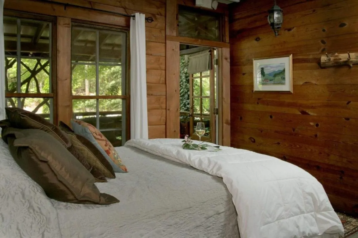 Bedroom, Bed in Lake Rabun Hotel