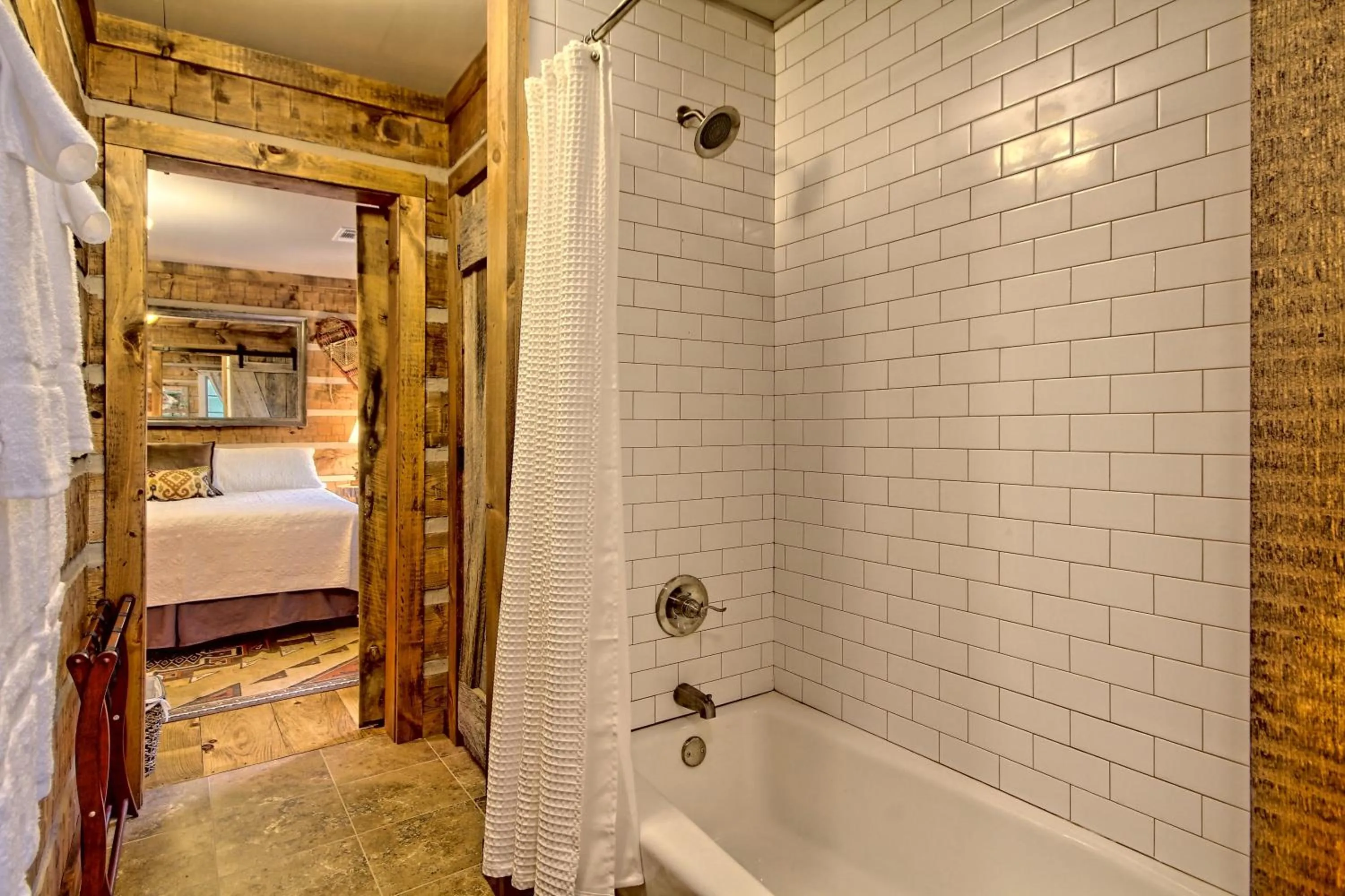 Bathroom, Bed in Lake Rabun Hotel