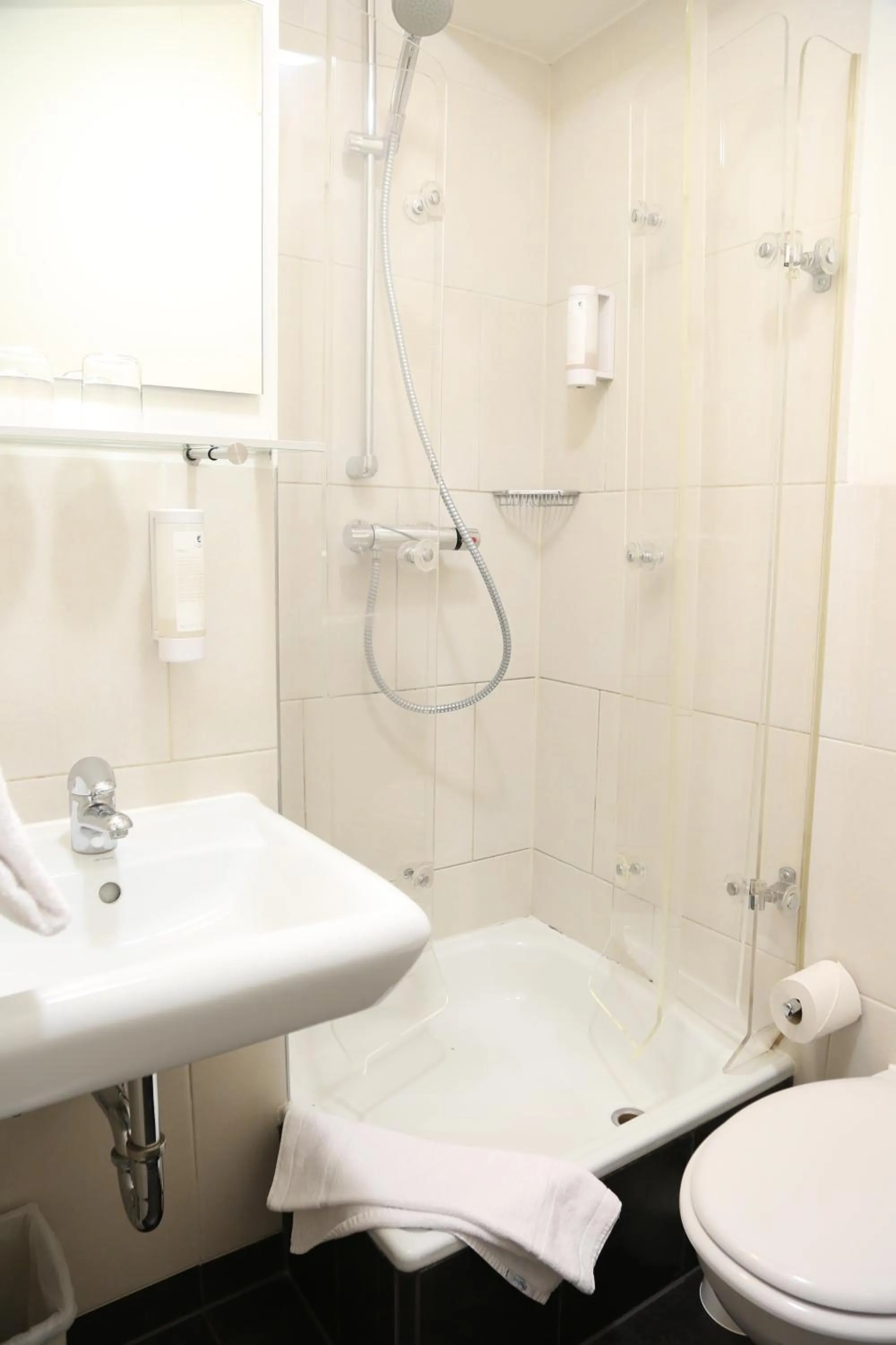 Shower in Park Hotel am Berliner Tor