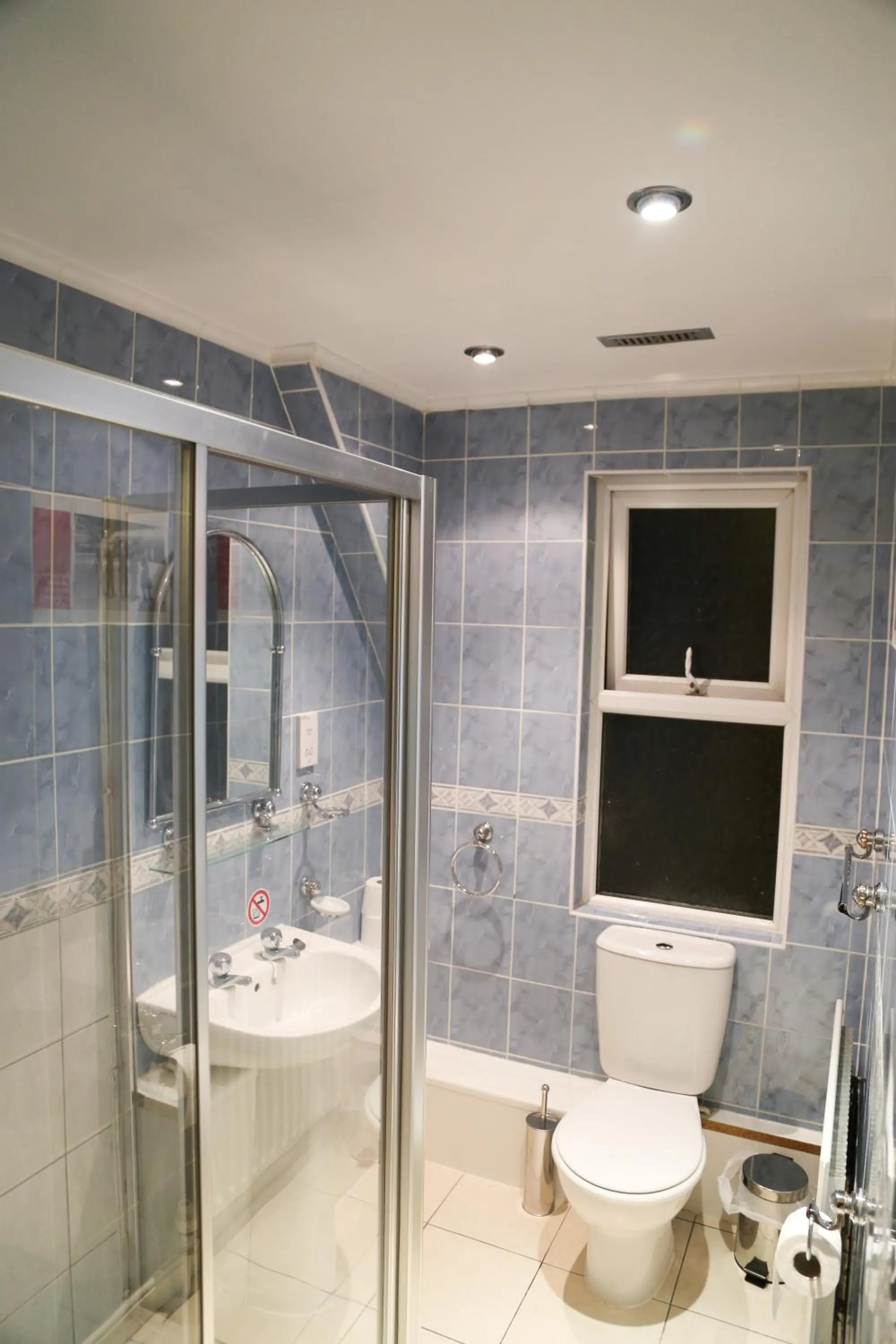 Bathroom in Croft Hotel